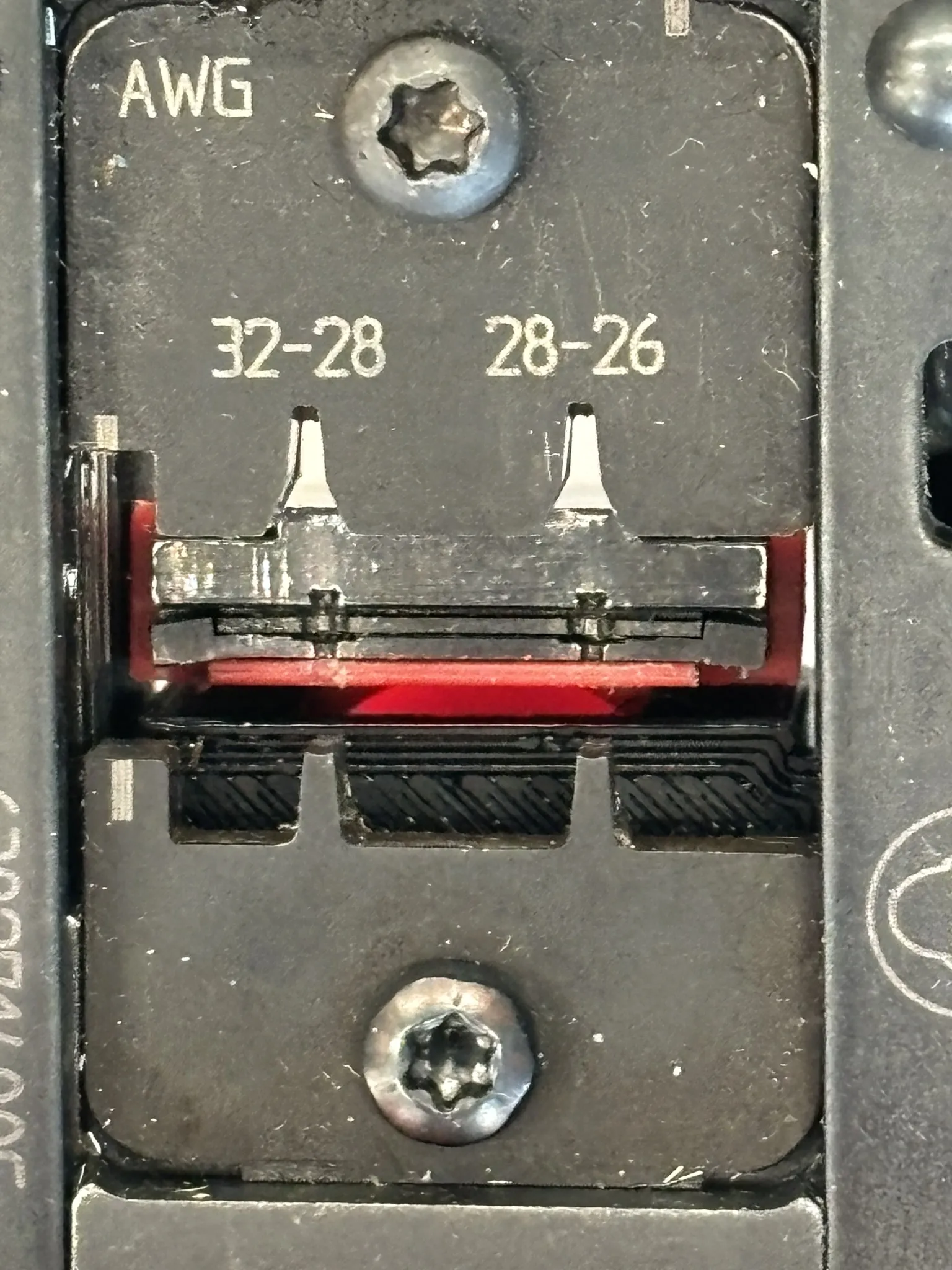 Thay thế bộ định vị cho kìm bấm Molex 63827-1400