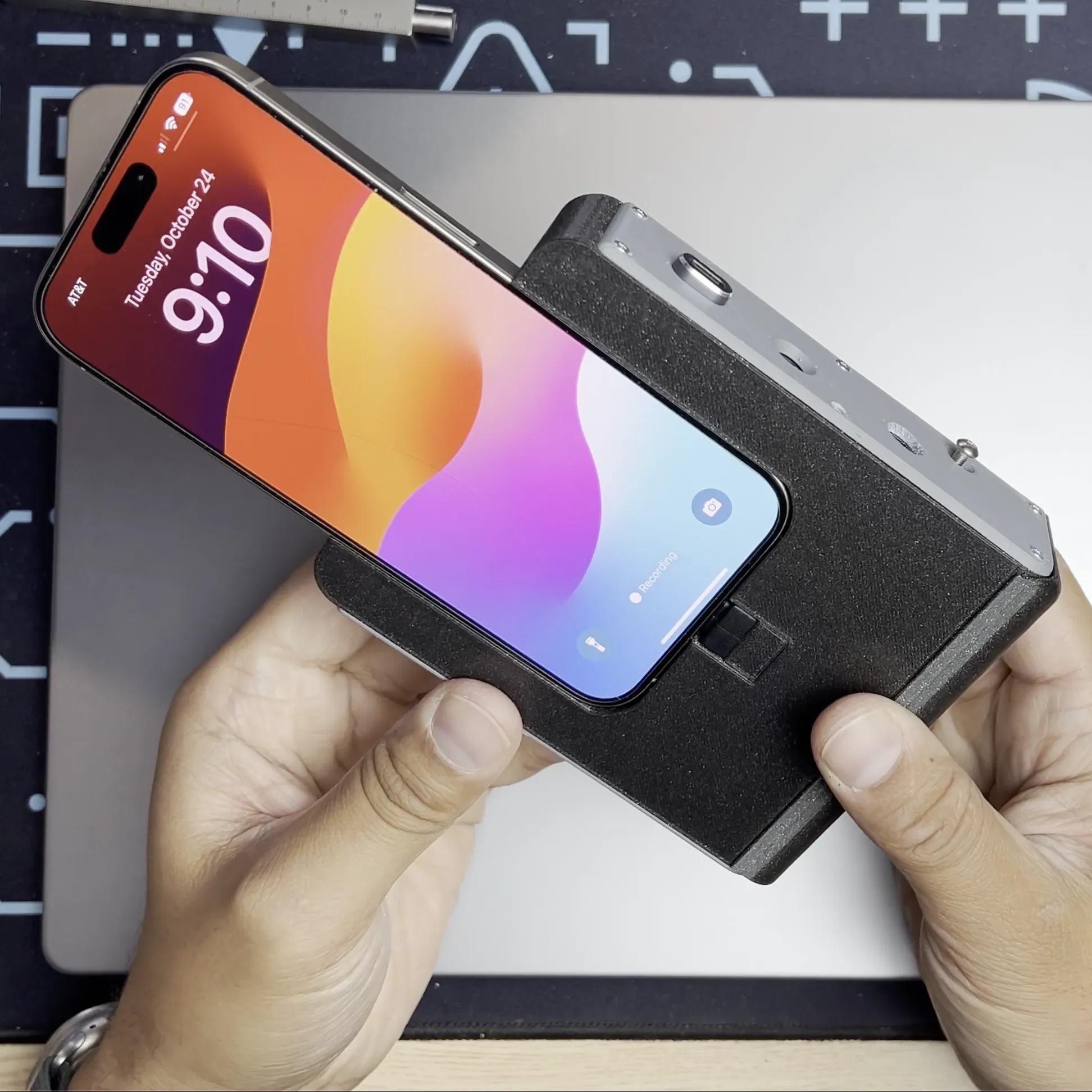 Vỏ bảo vệ iPhone 15 Pro tích hợp USB-C Hub và tay cầm