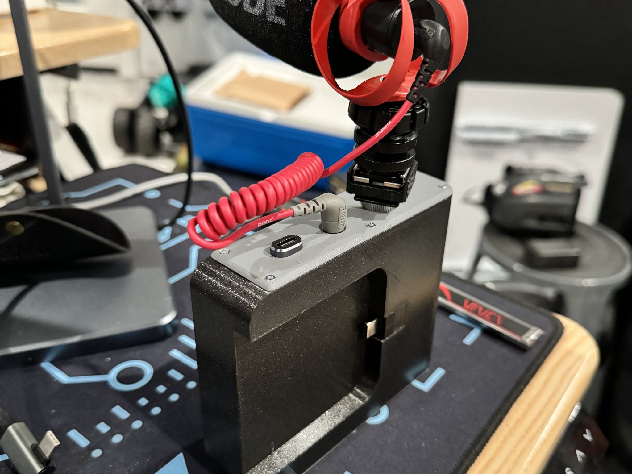 Vỏ bảo vệ iPhone 15 Pro tích hợp USB-C Hub và tay cầm