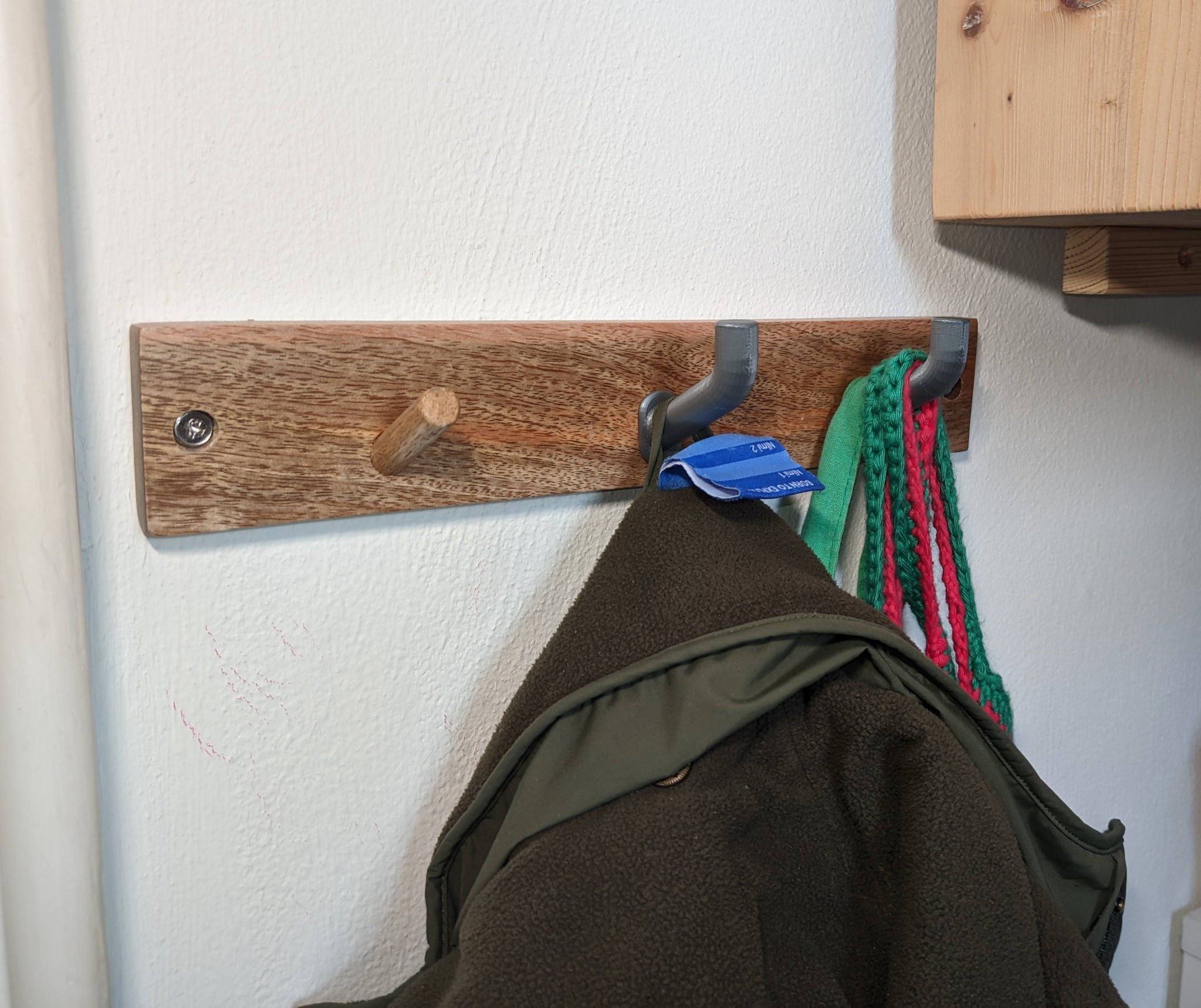 Mở rộng giá treo gỗ H&M chống rơi đồ hiệu quả