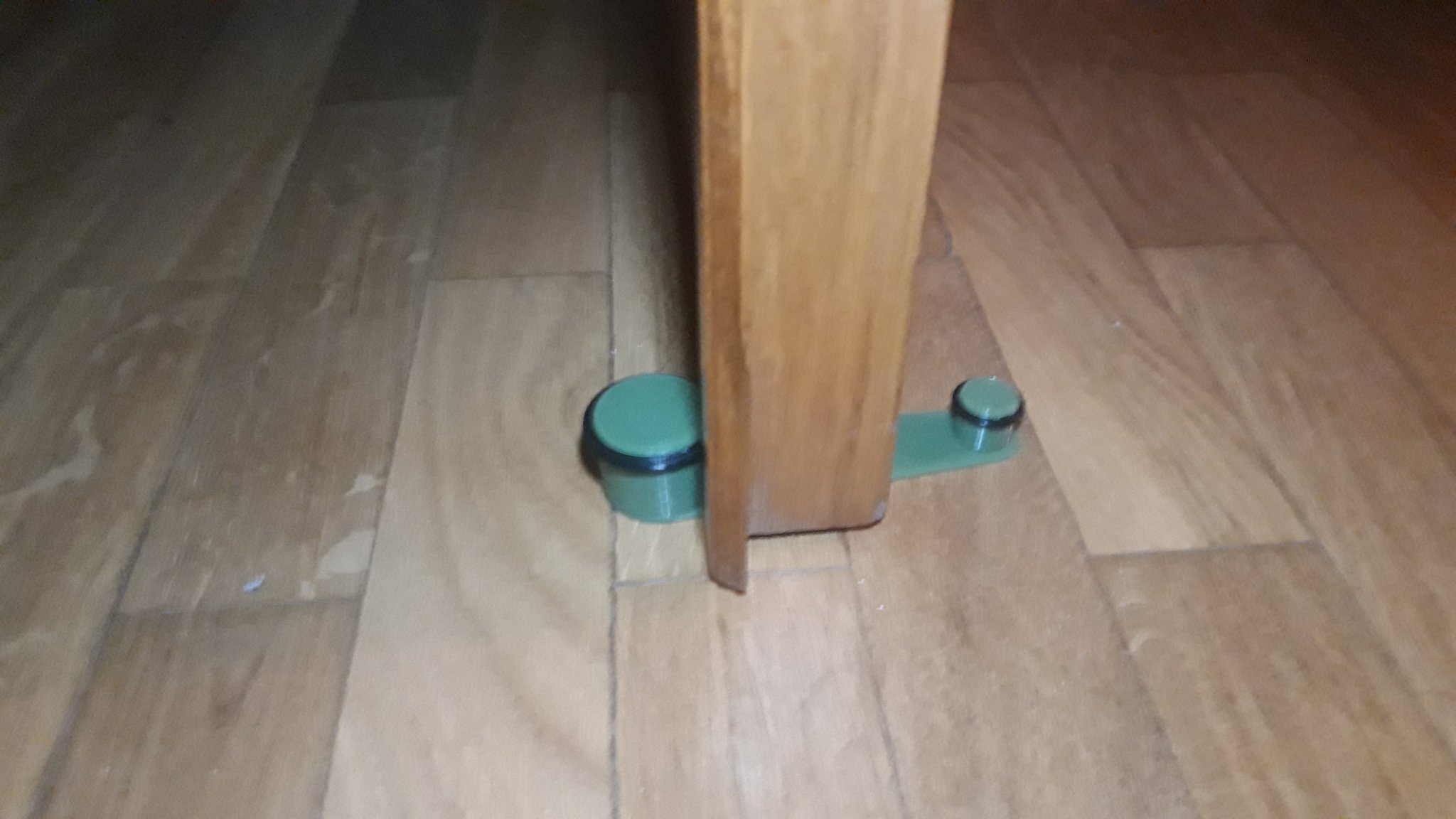 Tope cửa giữ mở cho cửa xoay