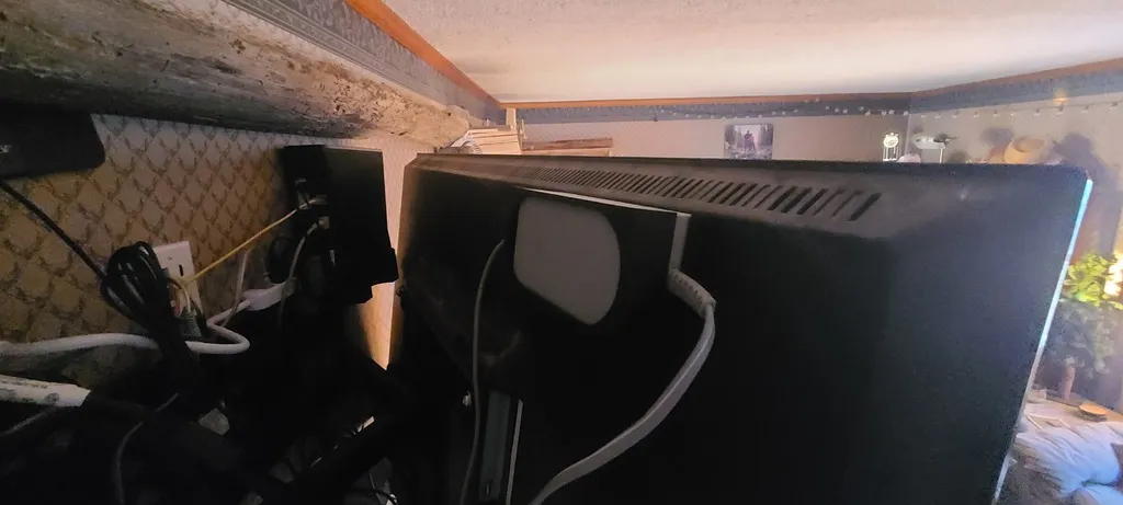 Giá đỡ nguồn điện Wii U gắn phía sau TV