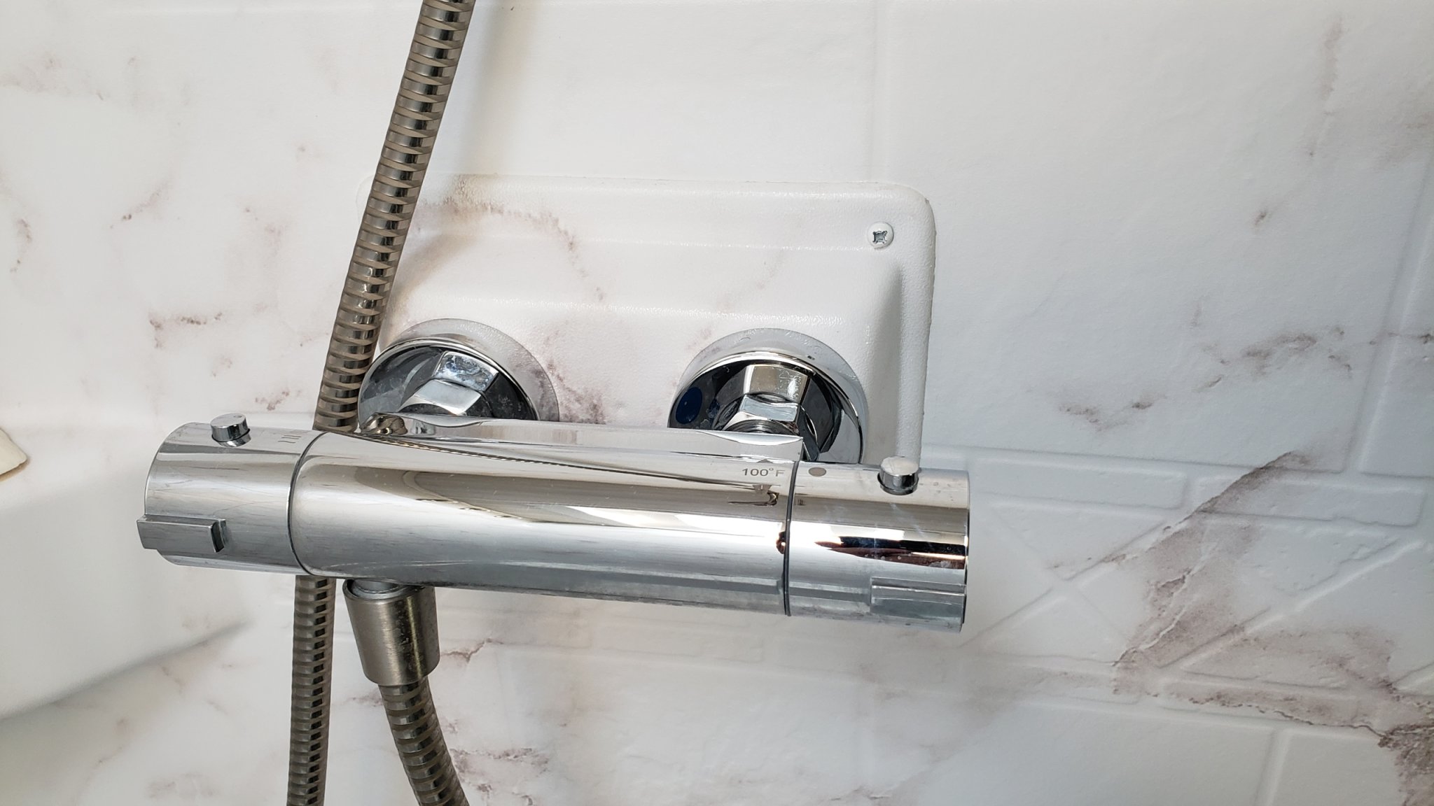 Van tắm nhiệt độ và giá treo ống cho xe RV