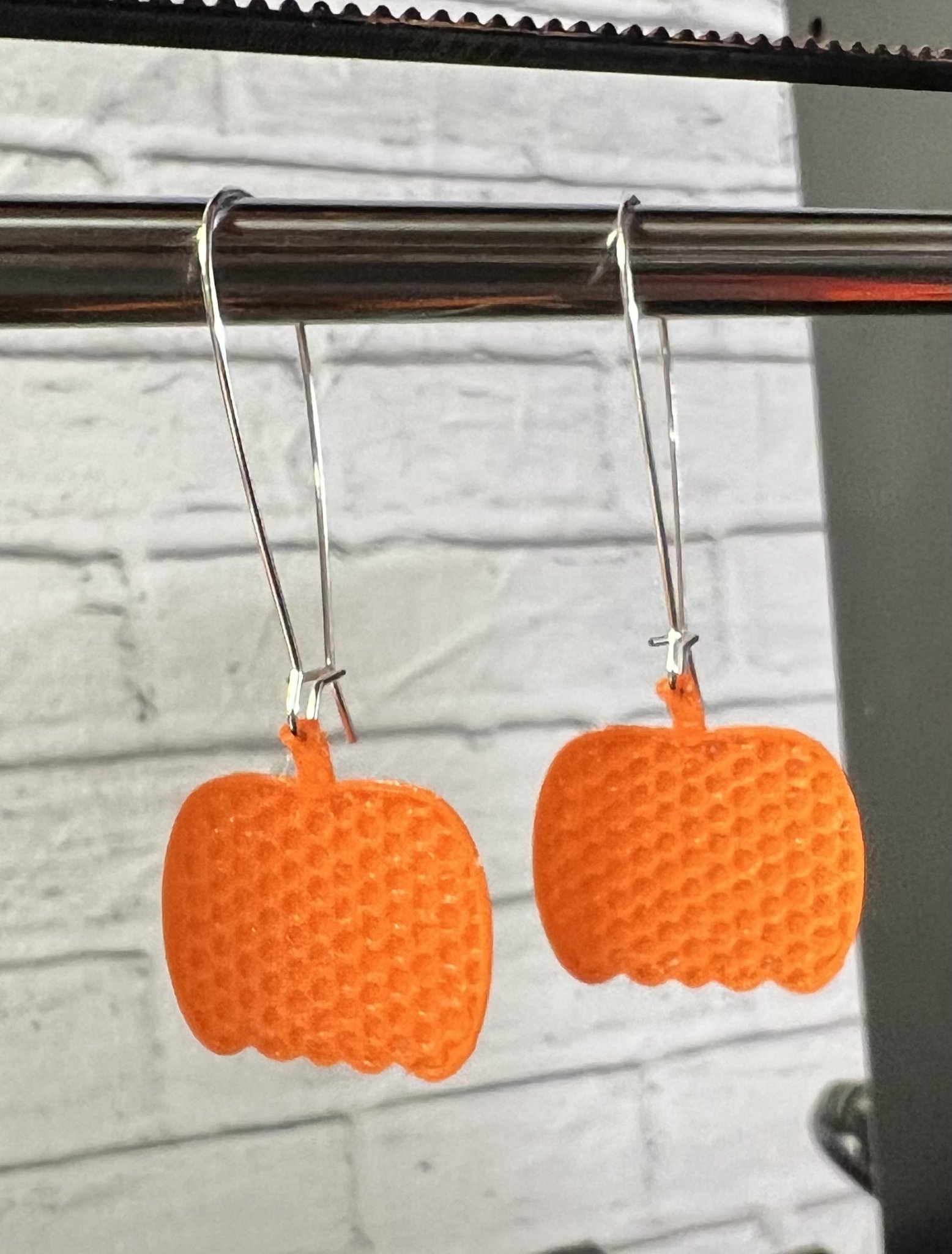 Bông tai bí ngô tổ ong tối giản cho Halloween và mùa thu