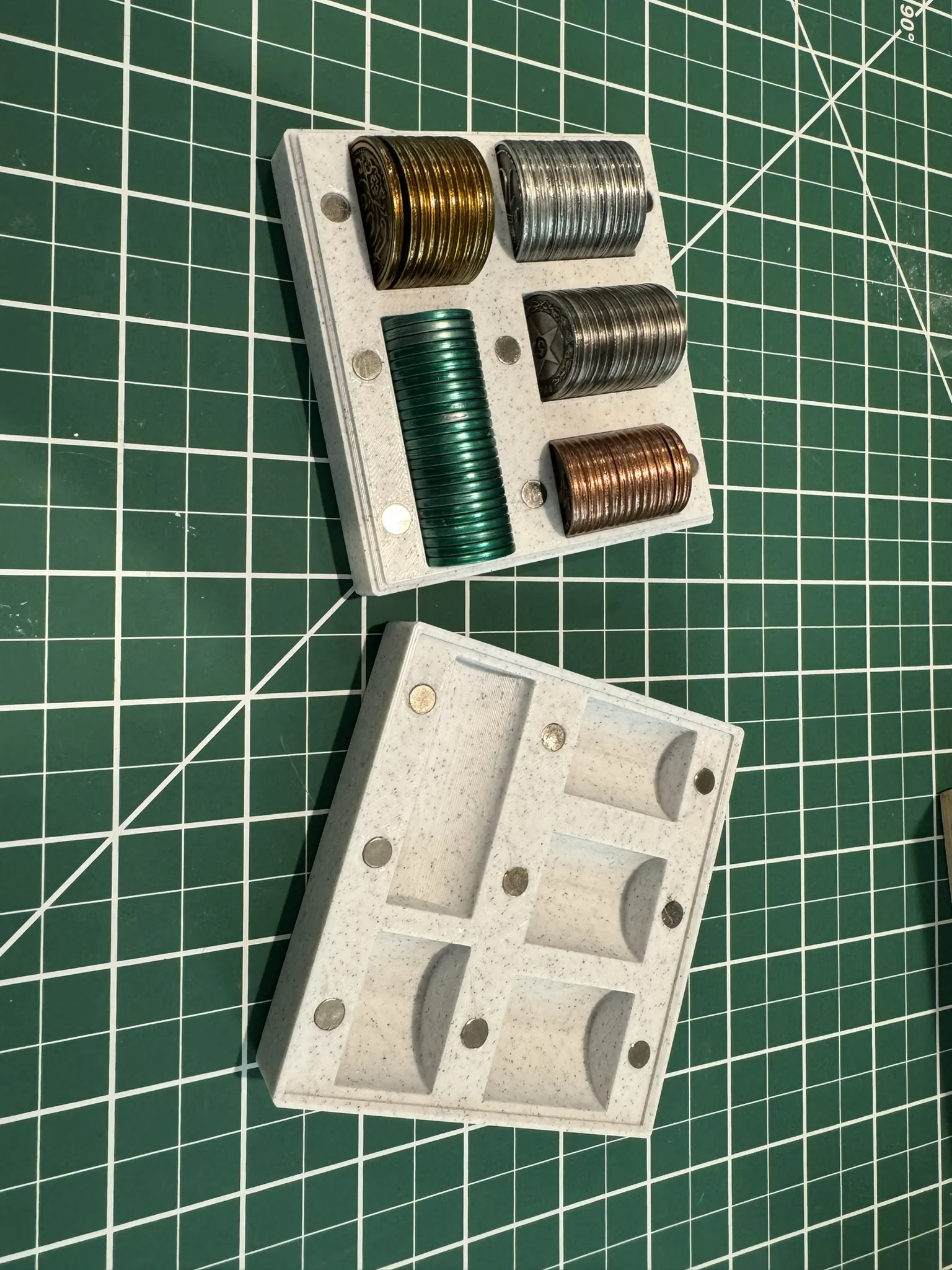 Hộp đựng tiền xu Scythe với nam châm giữ chắc chắn