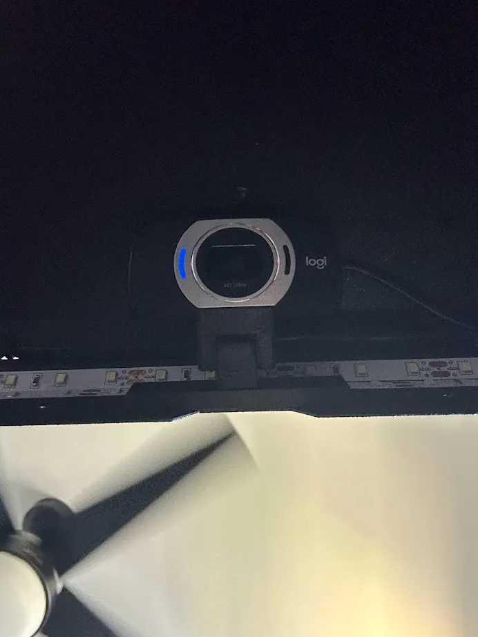 Giá đỡ từ tính cho webcam Logitech