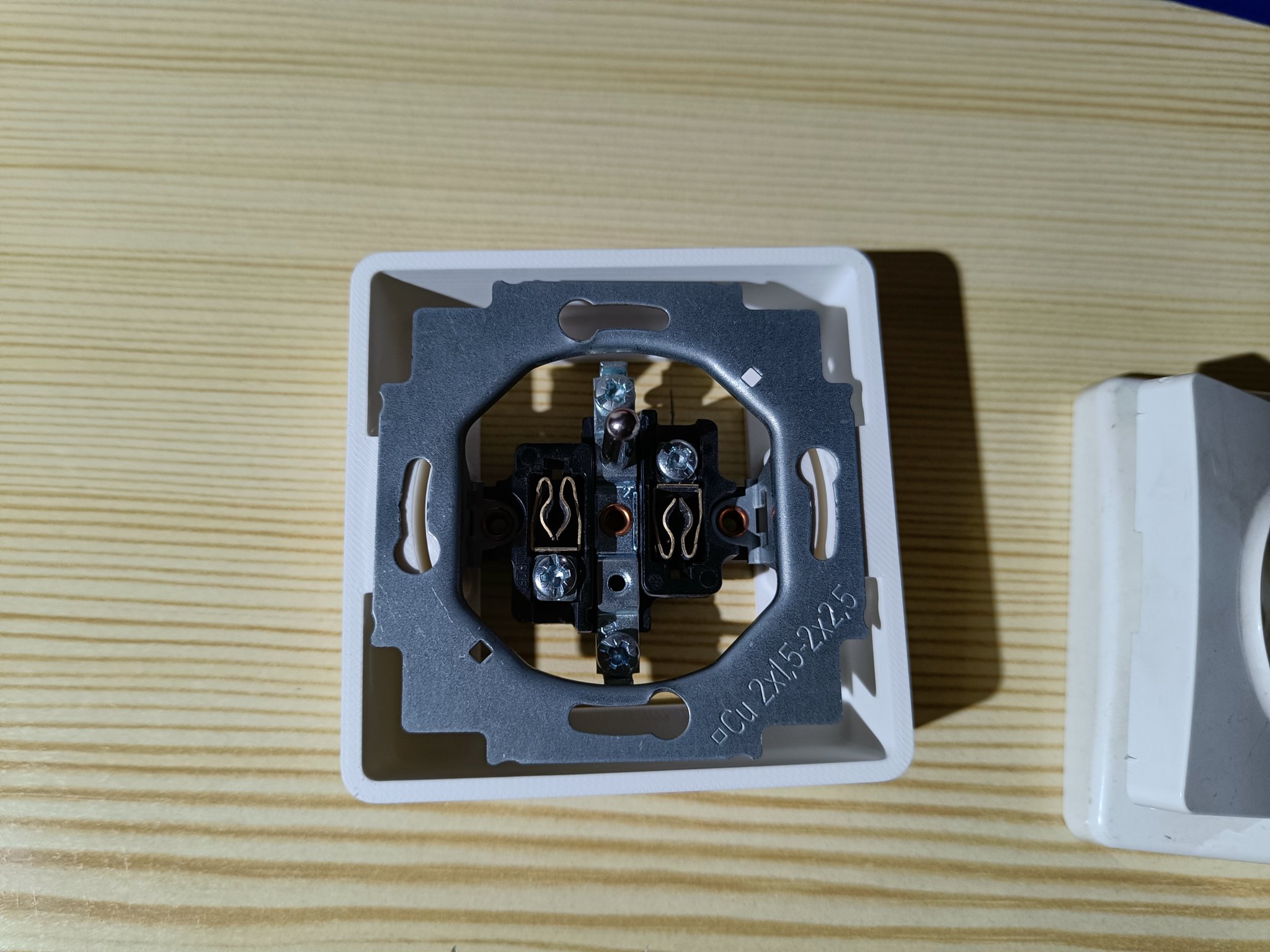 Hộp tường cho ổ cắm 81x81x25.5 mm