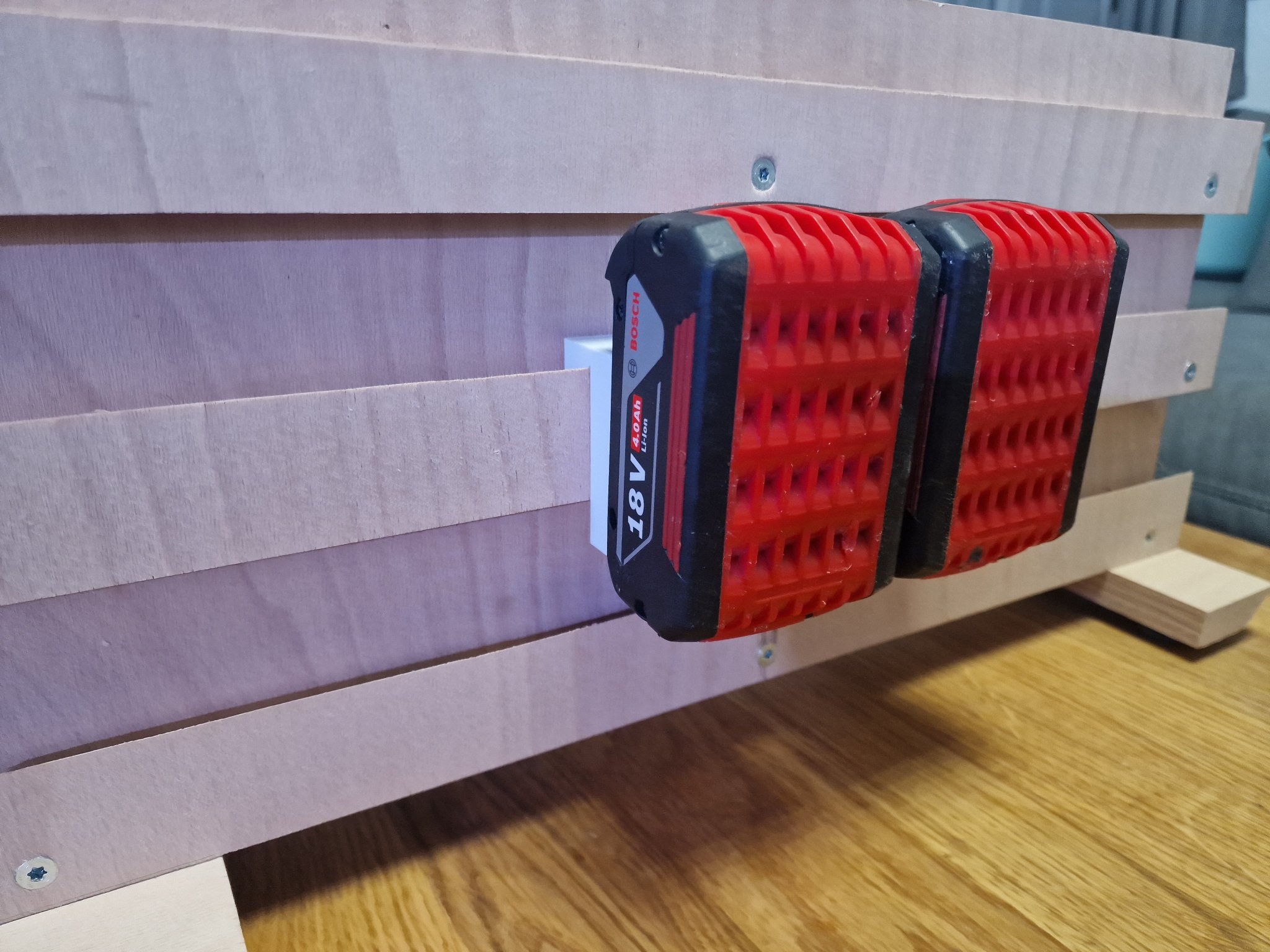 Giá đỡ pin Bosch 18V cho tường cleat Pháp