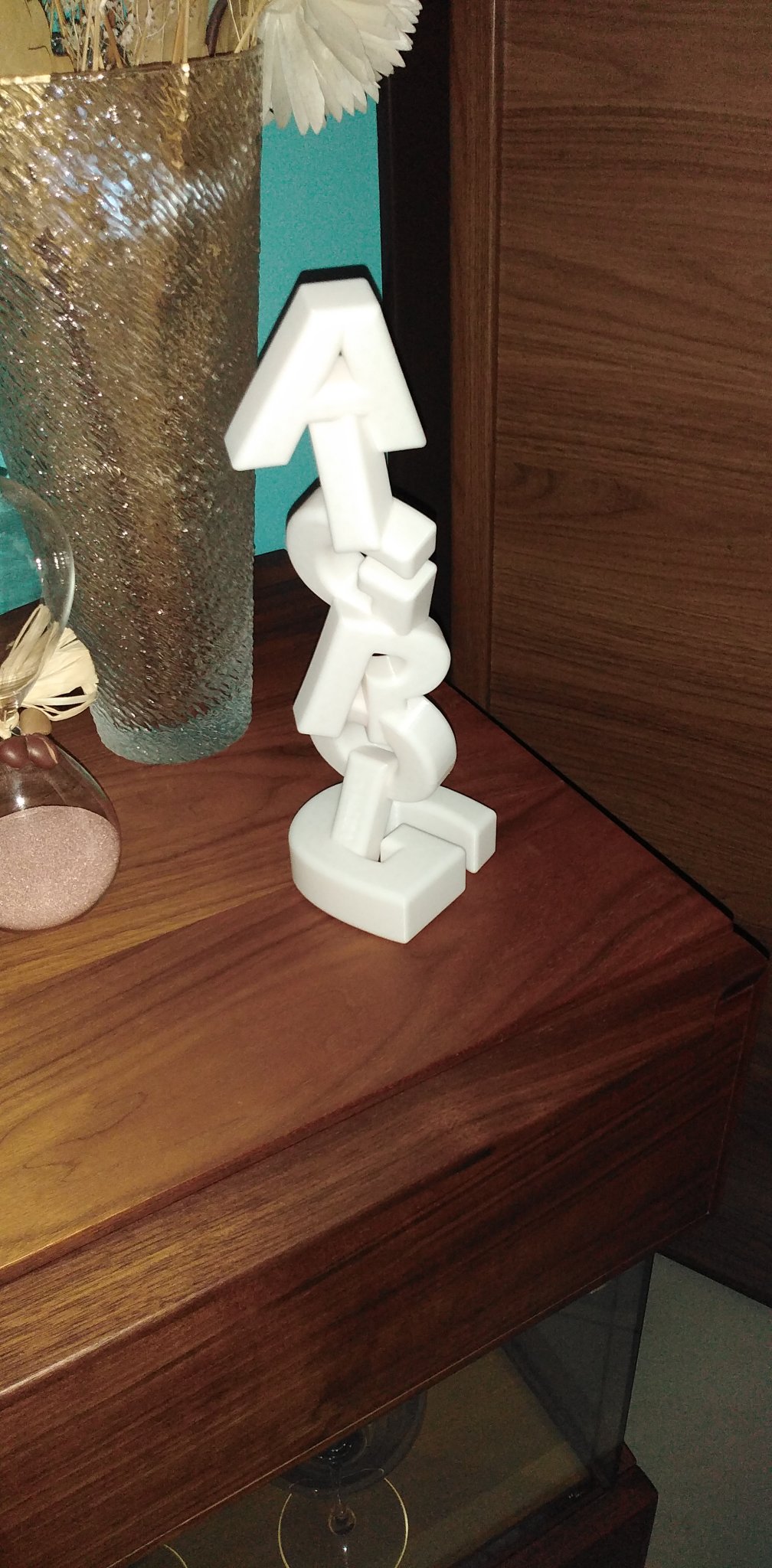 Chữ cái lớn dán keo nghệ thuật trong tác phẩm điêu khắc