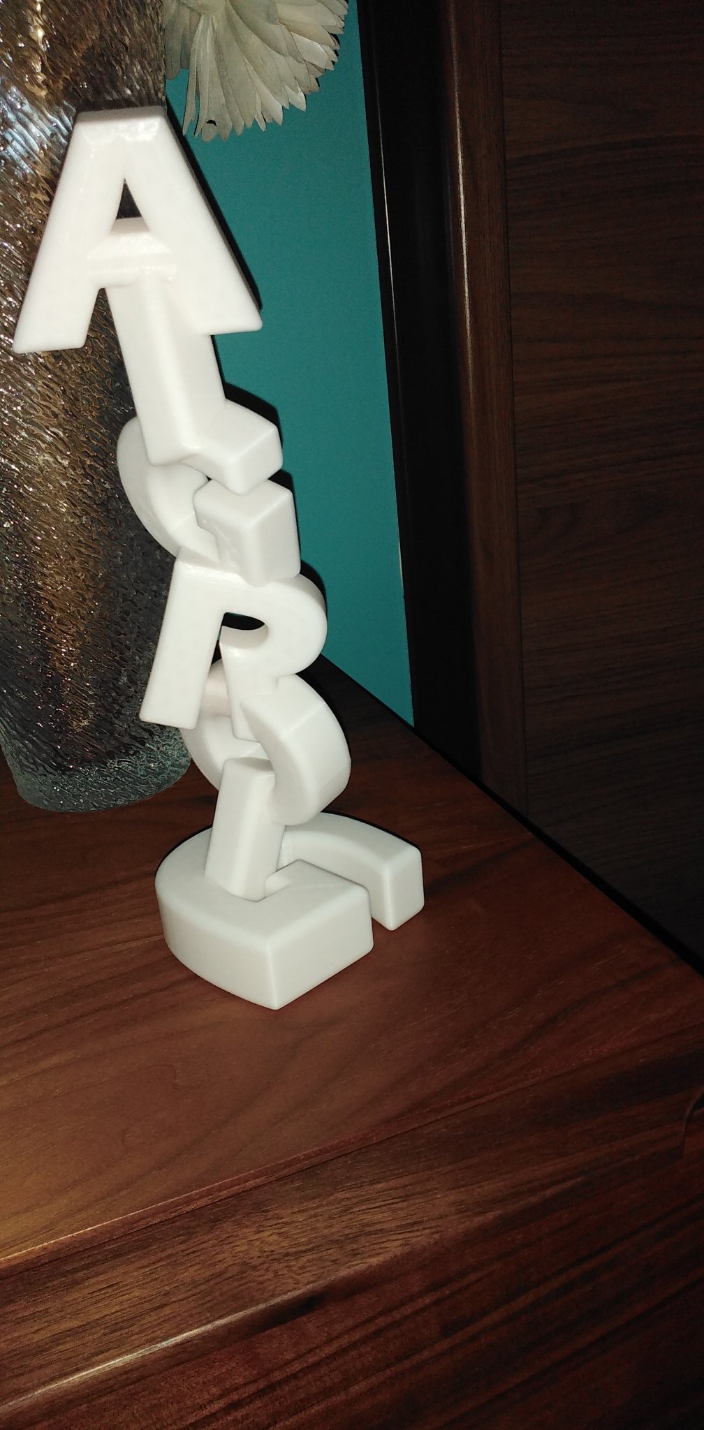 Chữ cái lớn dán keo nghệ thuật trong tác phẩm điêu khắc