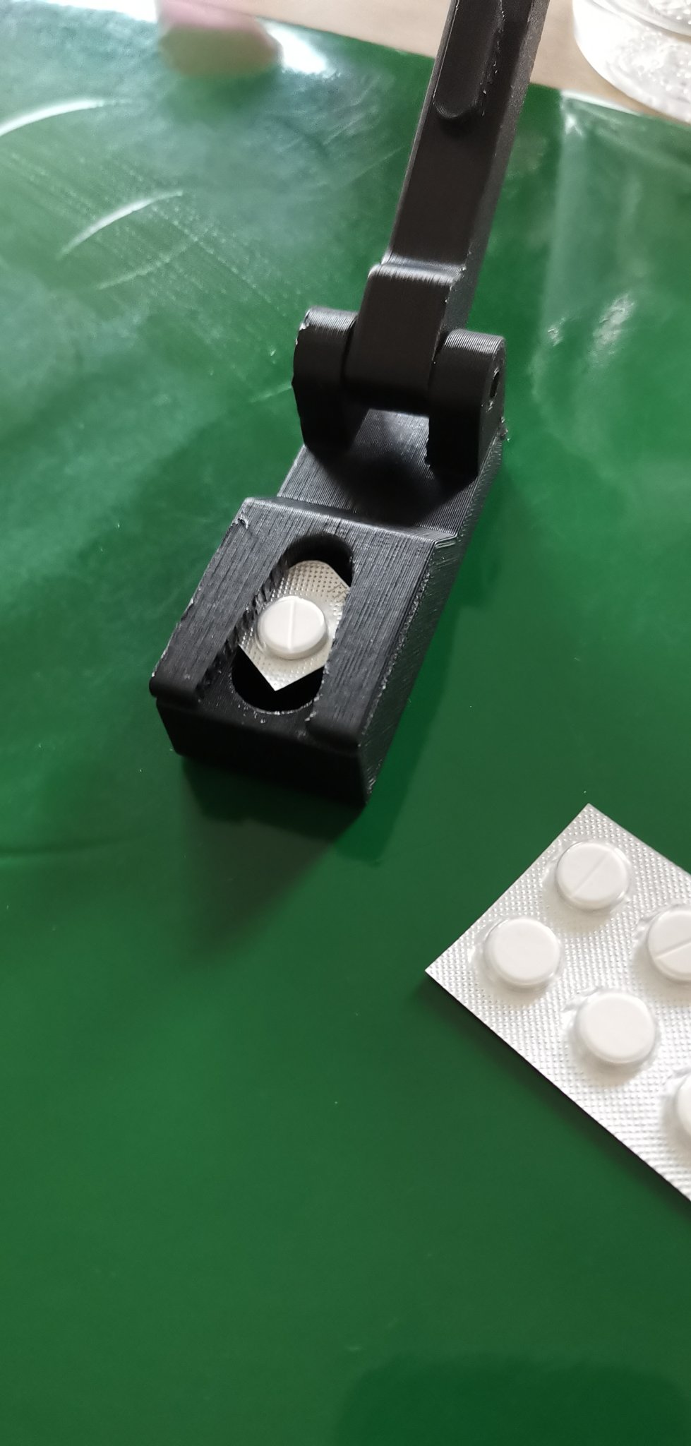 Máy đẩy viên thuốc với nắp giữ an toàn