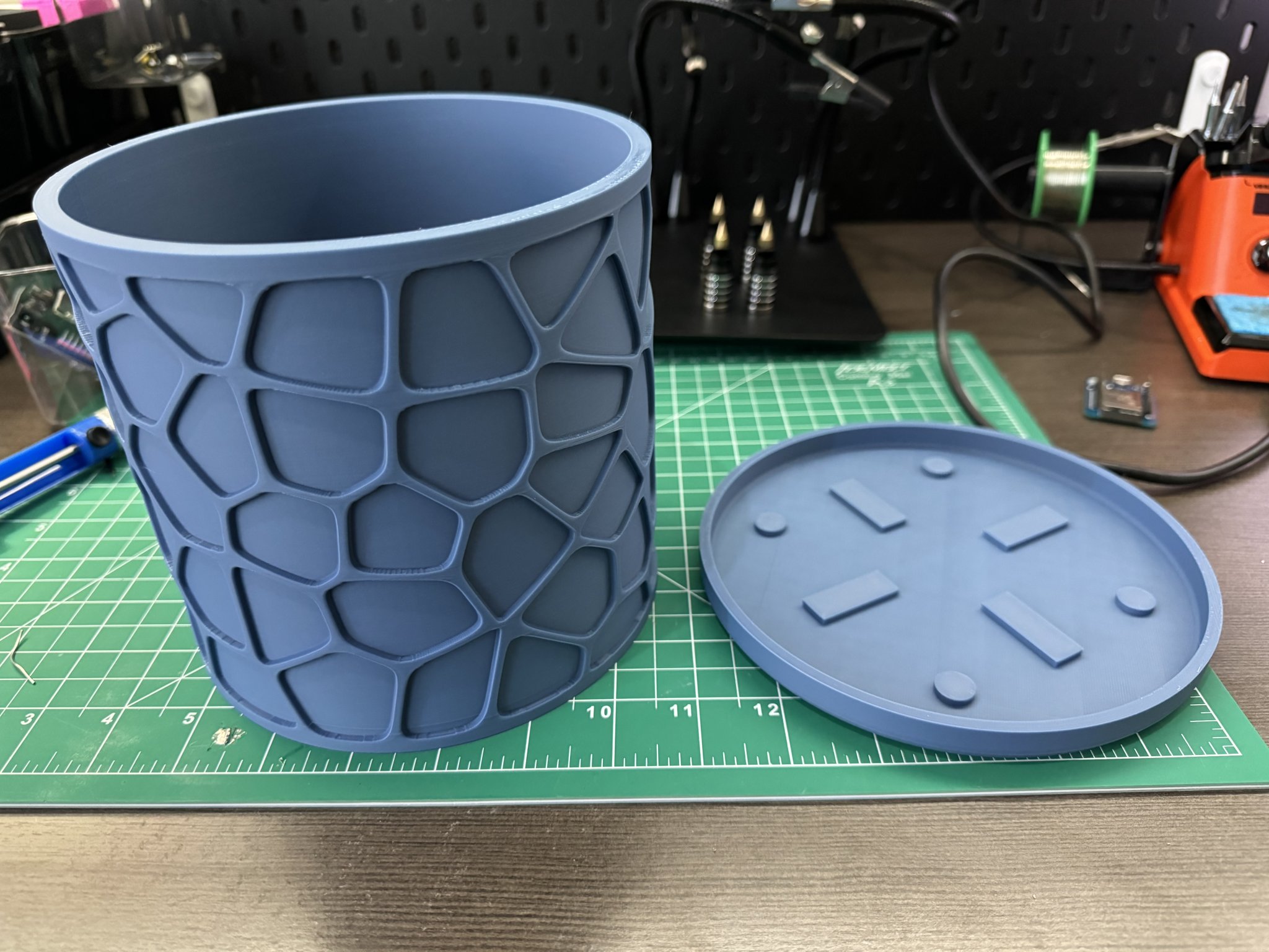 Chậu cây Voronoi và đế kèm theo