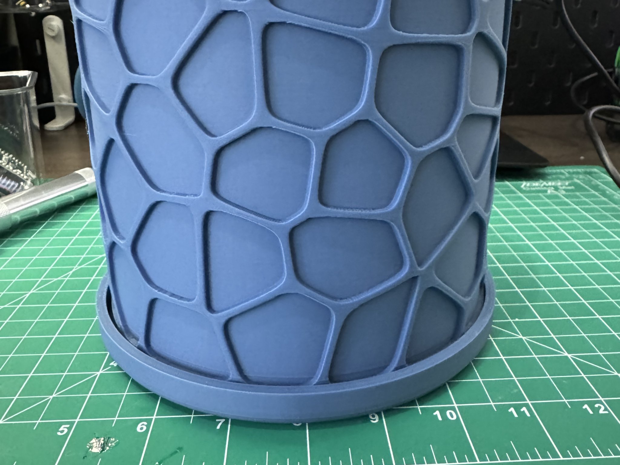 Chậu cây Voronoi và đế kèm theo