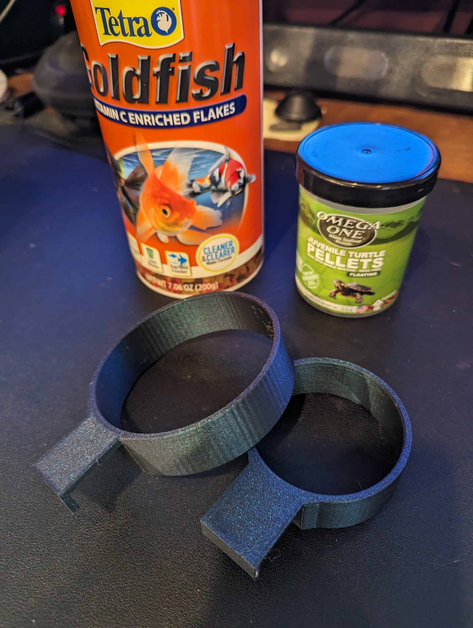 Giá đỡ thức ăn cho cá và rùa treo cạnh bể cá