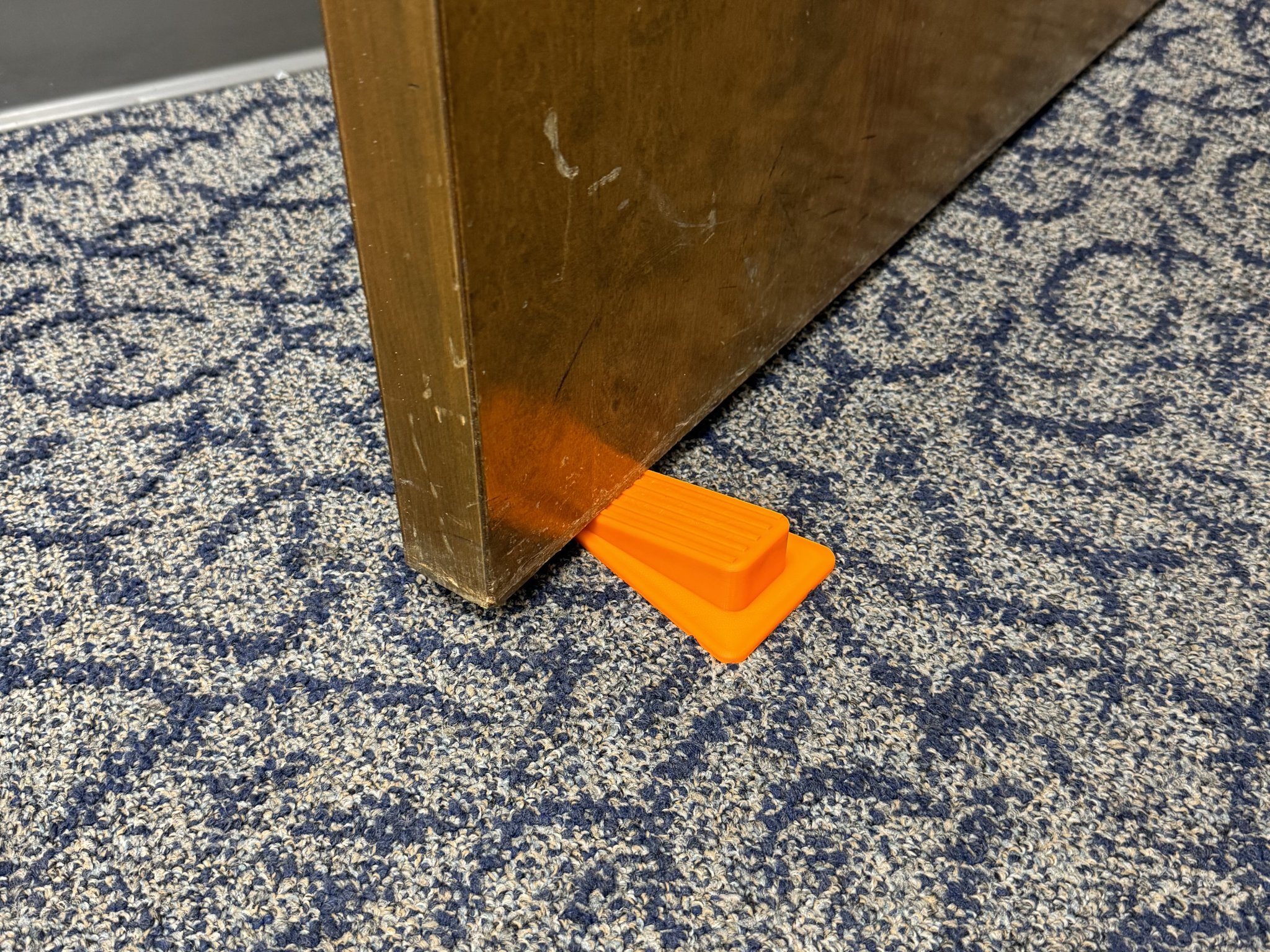 Cái chặn cửa cổ điển cho cửa trong nhà