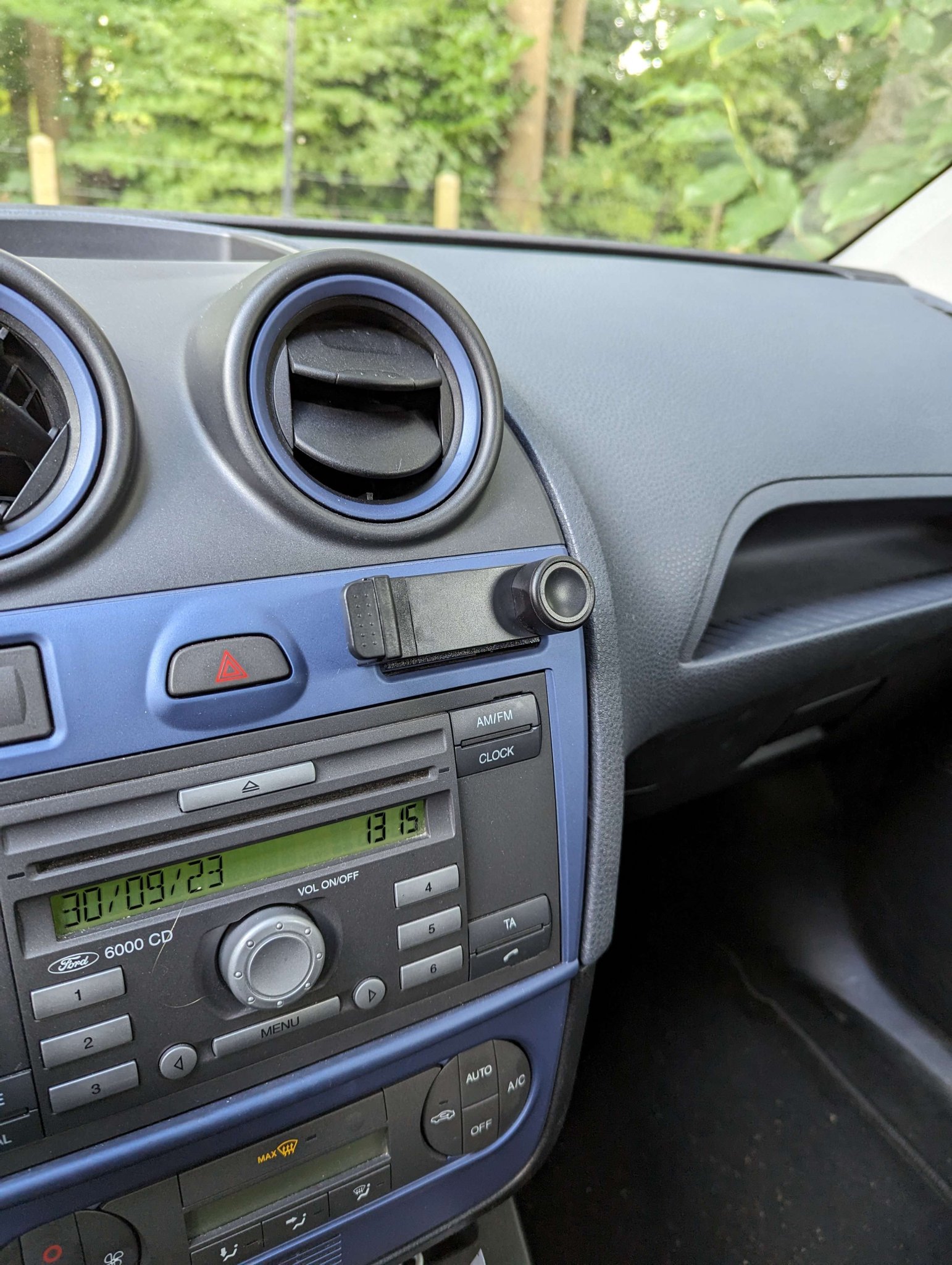 Thay thế giá đỡ tiền cho Ford Fiesta (Mark 5) và giá đỡ điện ...