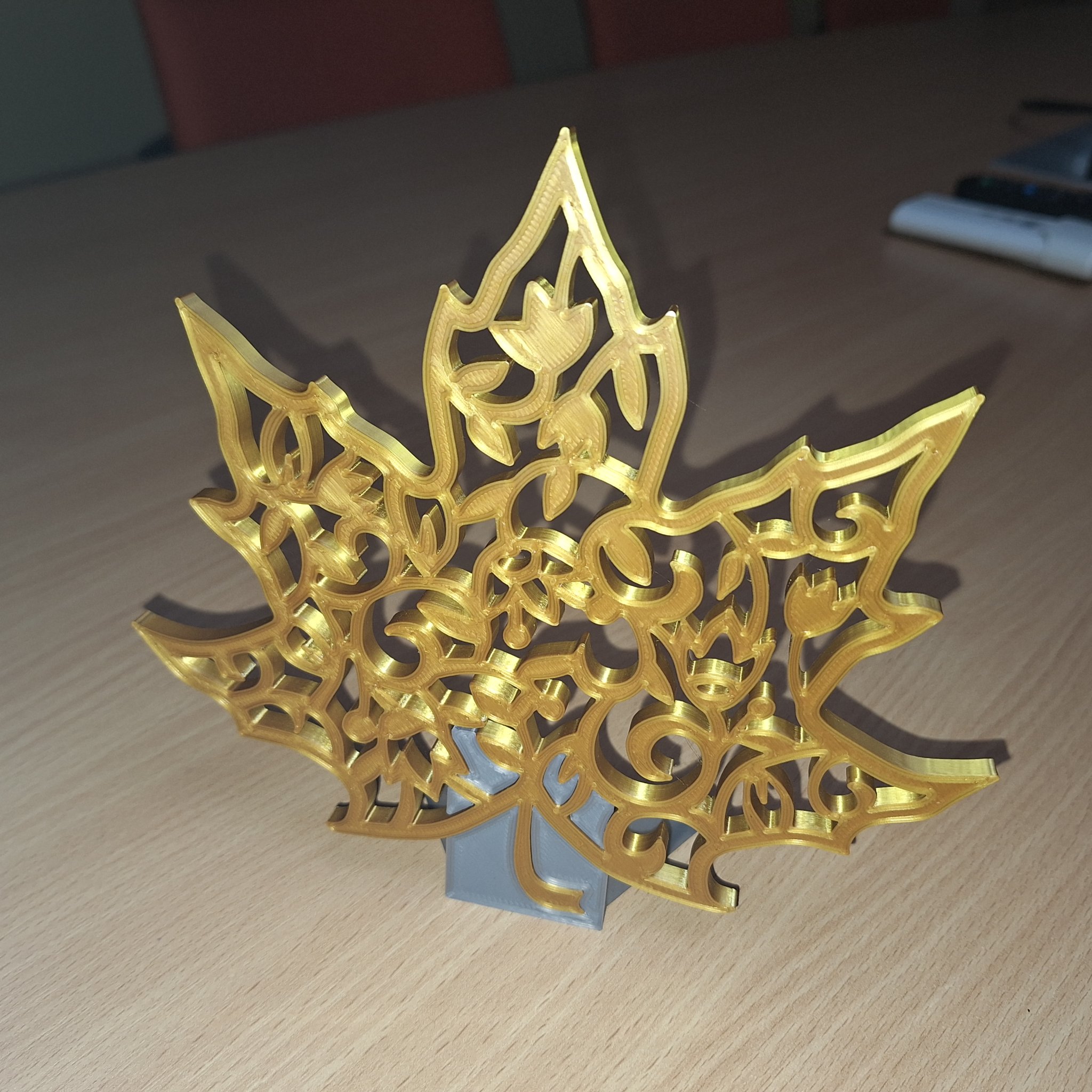 Lá phong trang trí mùa thu có giá đỡ