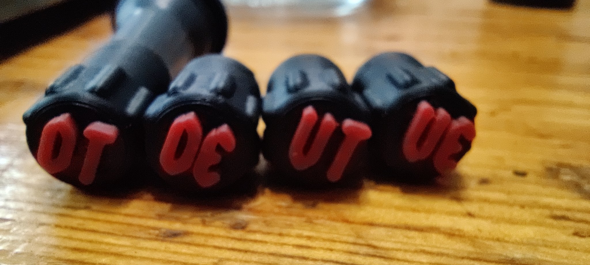 Nắp van lốp ô tô có chữ chỉ vị trí lắp đặt