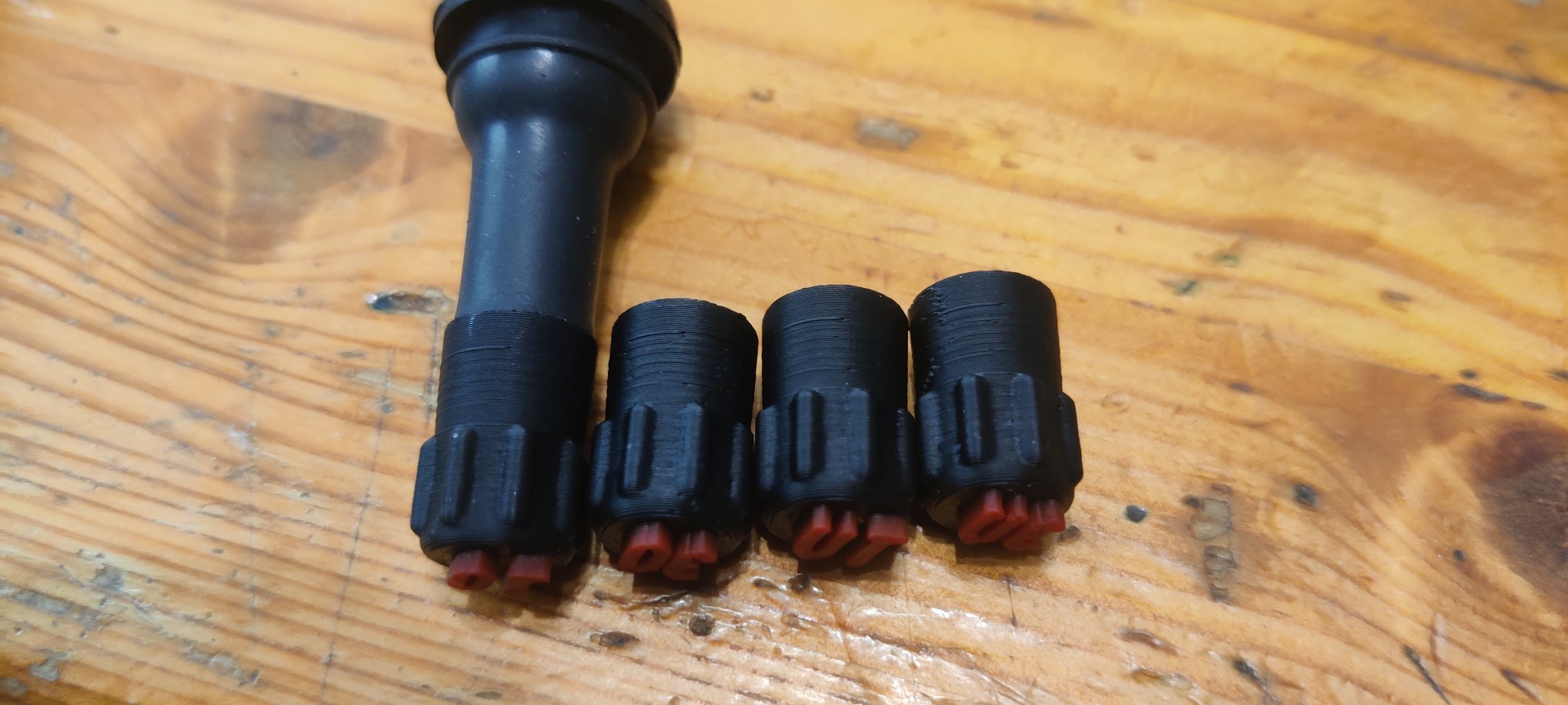 Nắp van lốp ô tô có chữ chỉ vị trí lắp đặt