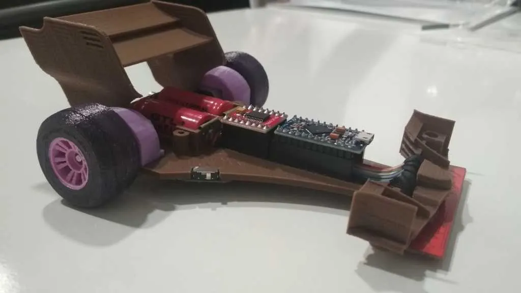 Mô hình xe đua Raptor F1 cải tiến từ Bricolabs