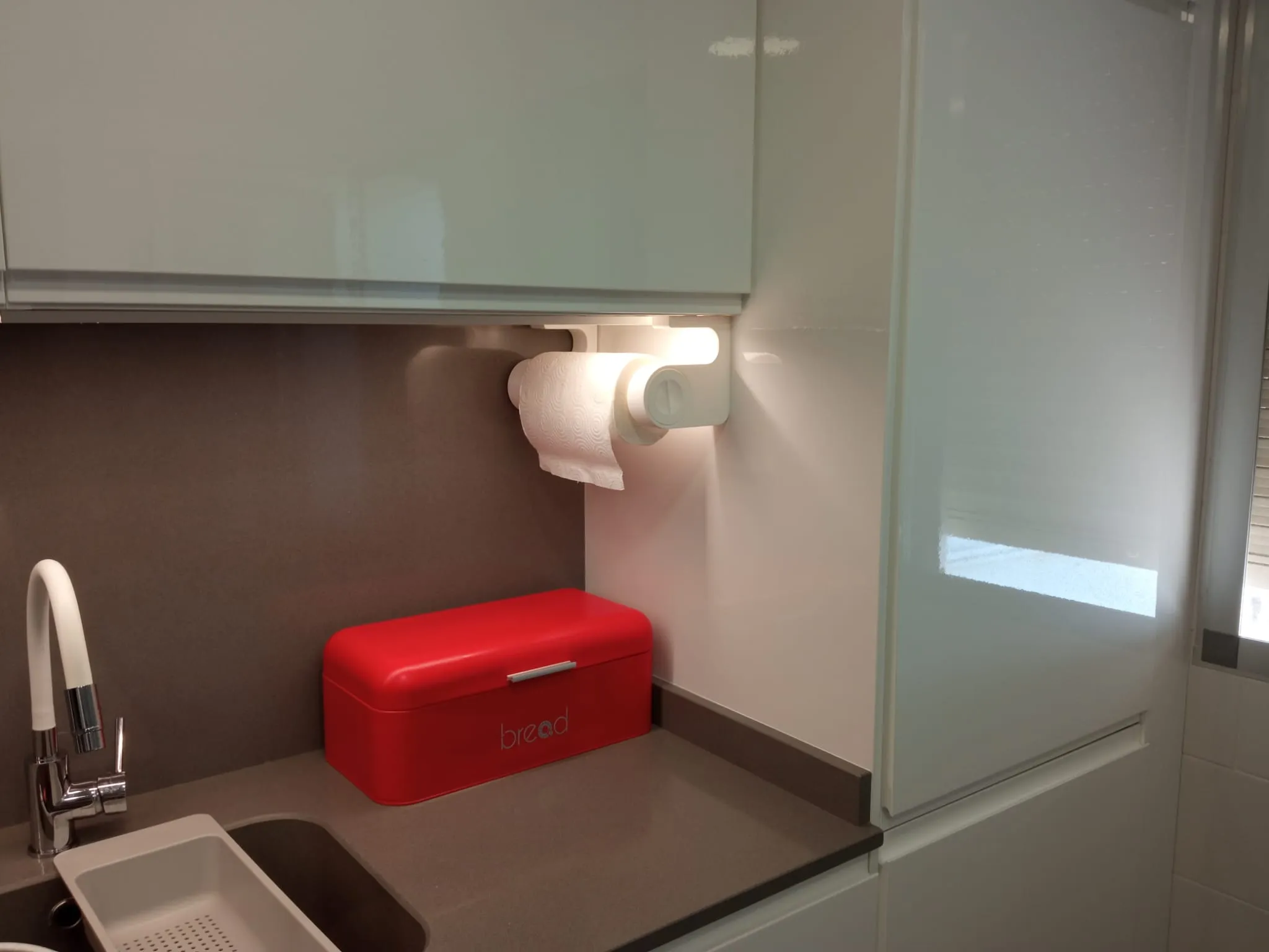 Giá đỡ khăn giấy không cần vít cho bếp