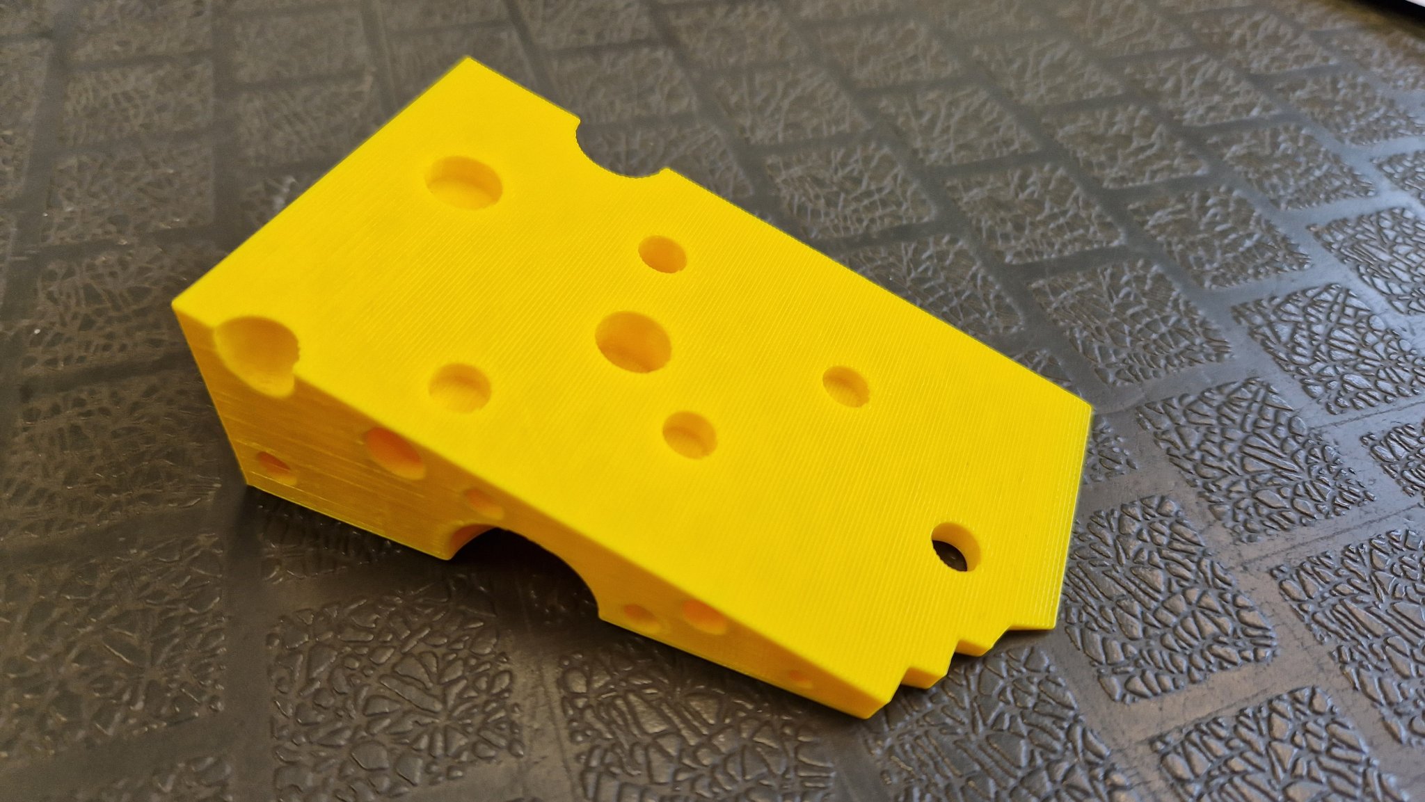 Kẹp cửa hình phô mai với dấu cắn độc đáo