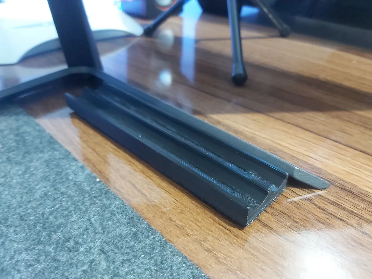 Giá đỡ bút đơn giản và hiện đại cho bàn làm việc