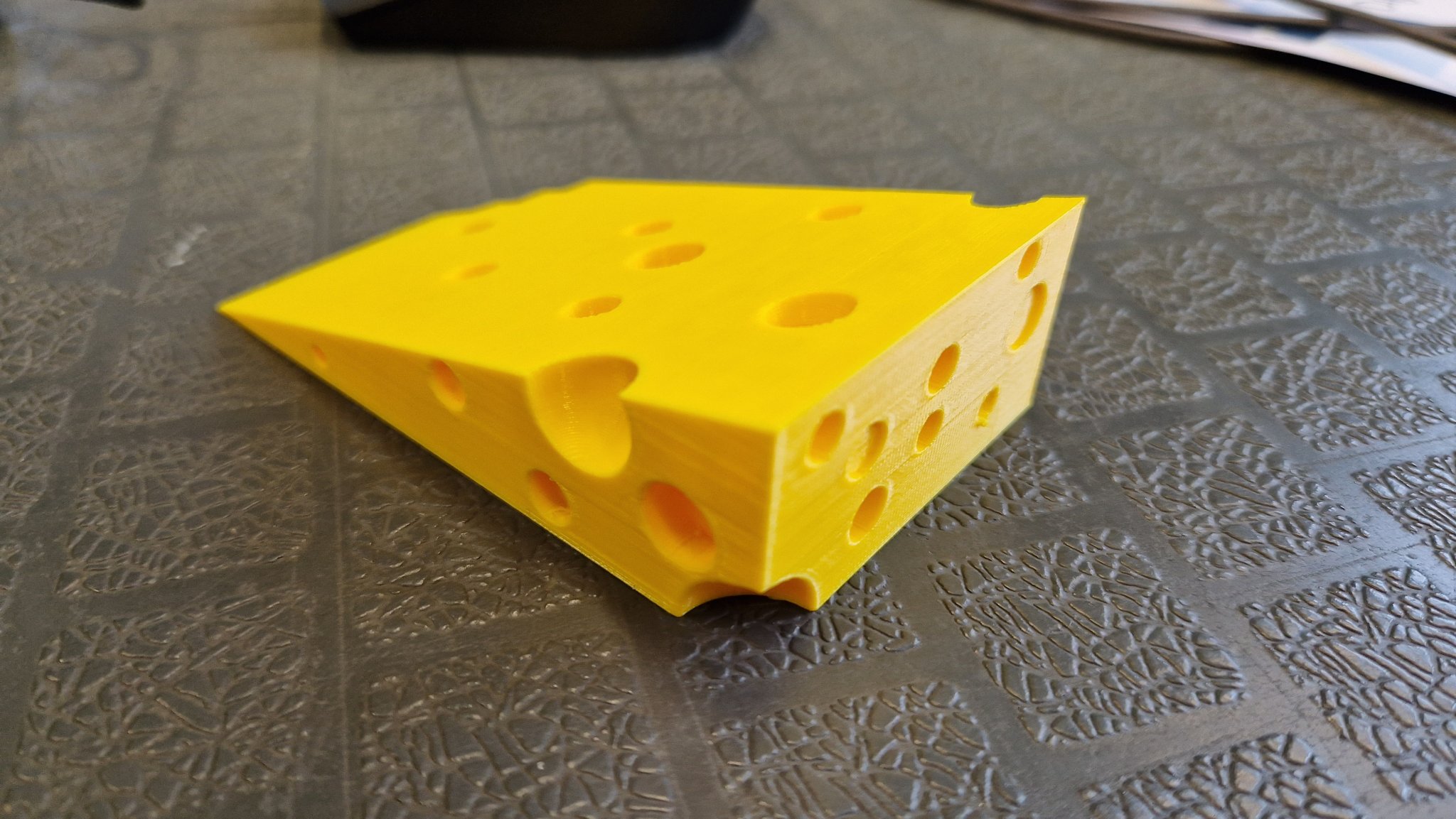 Kẹp cửa hình phô mai với dấu cắn độc đáo