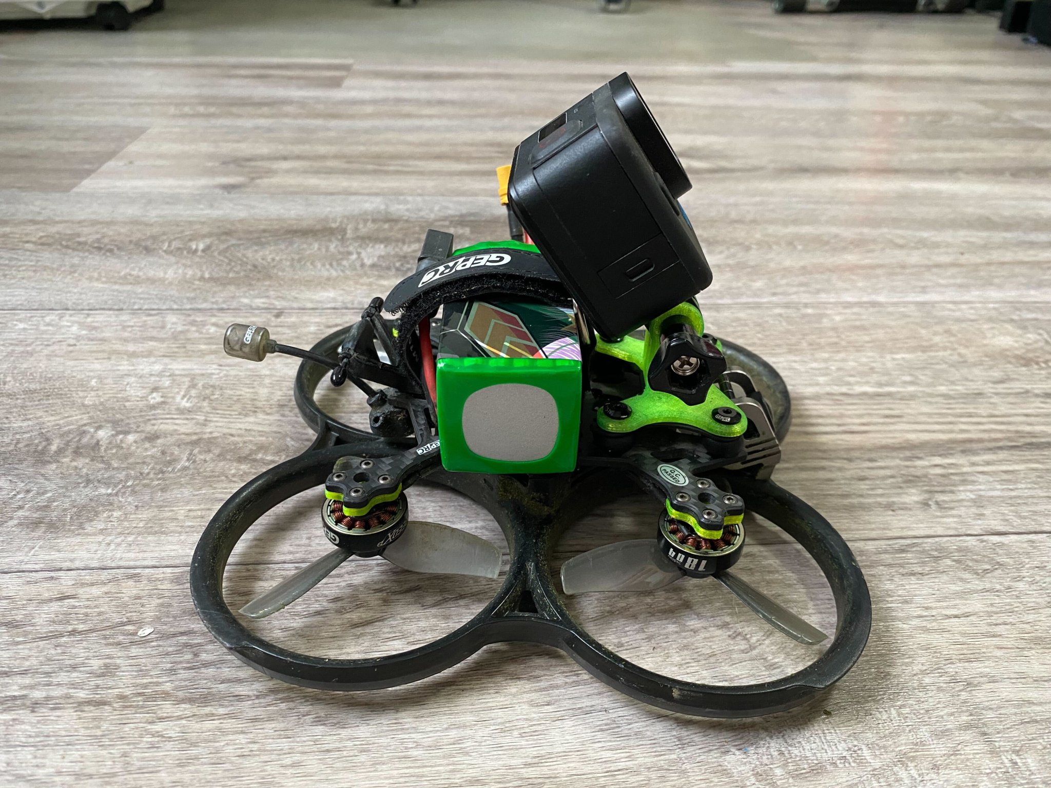 Giá đỡ camera GoPro cao hơn cho vị trí bay tốt hơn