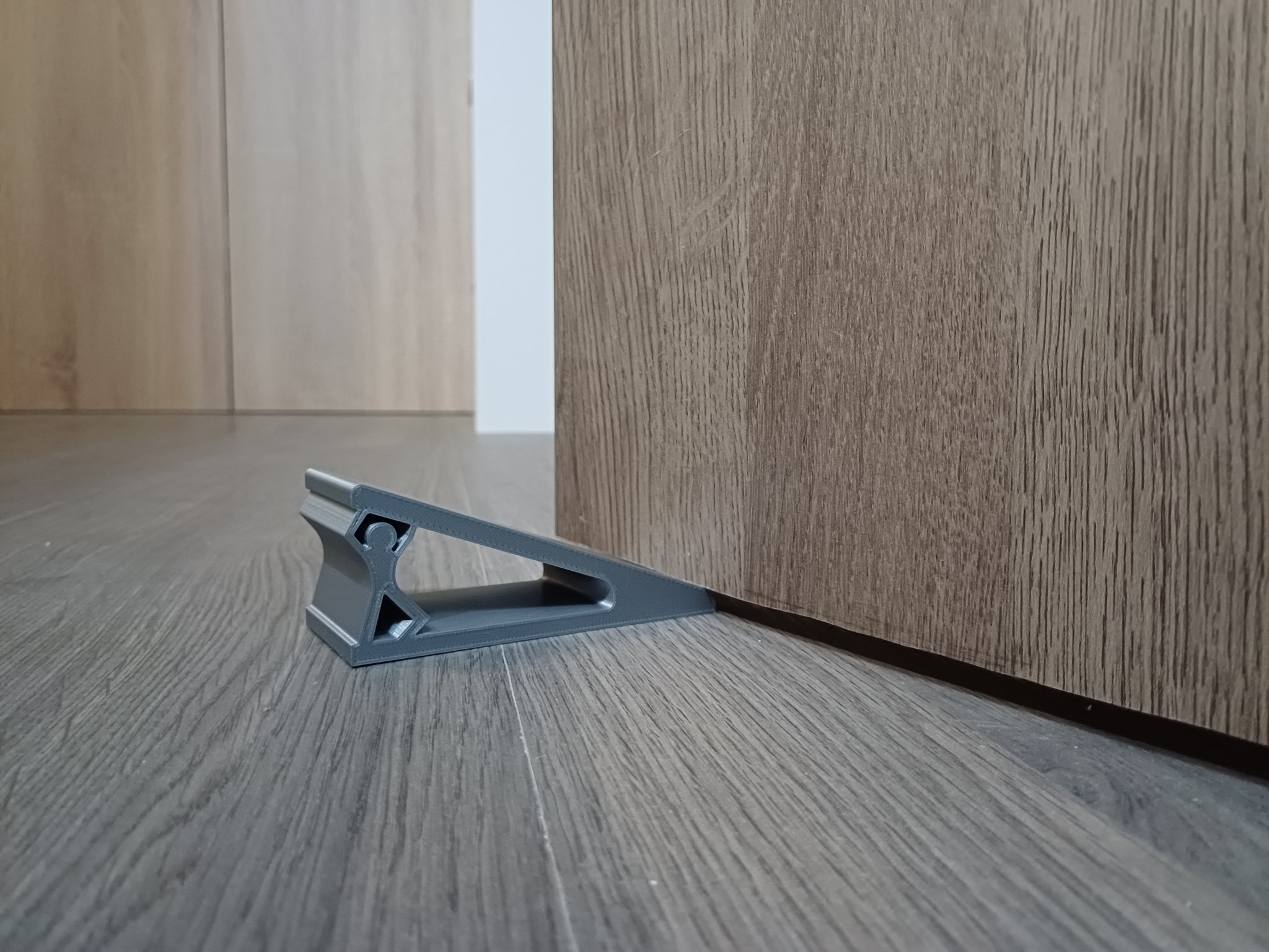 Cái chặn cửa hình người hiện đại và mạnh mẽ