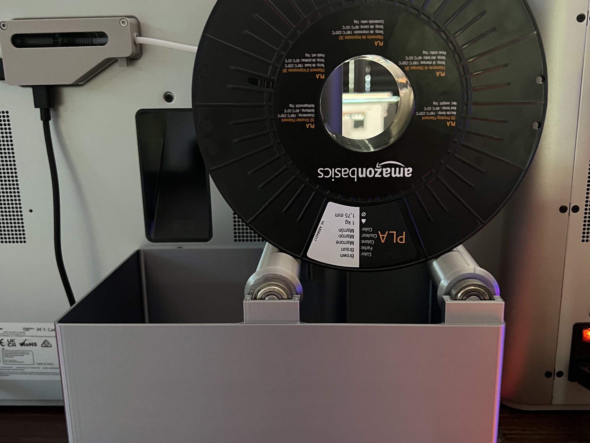 Giá đỡ cuộn filament trên giỏ xả BambuLab