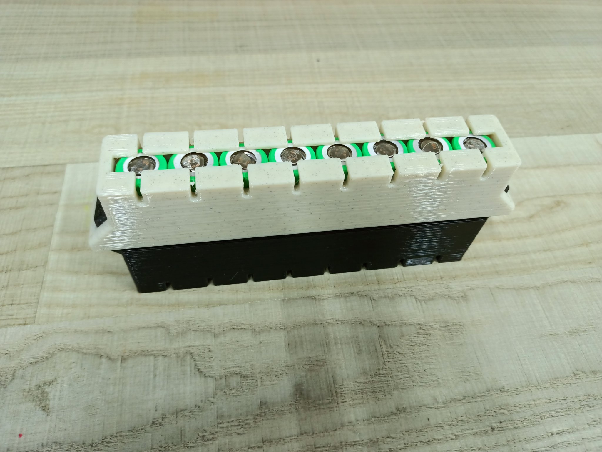 Mẫu khuôn hàn cho 8 pin 18650 trong một hàng