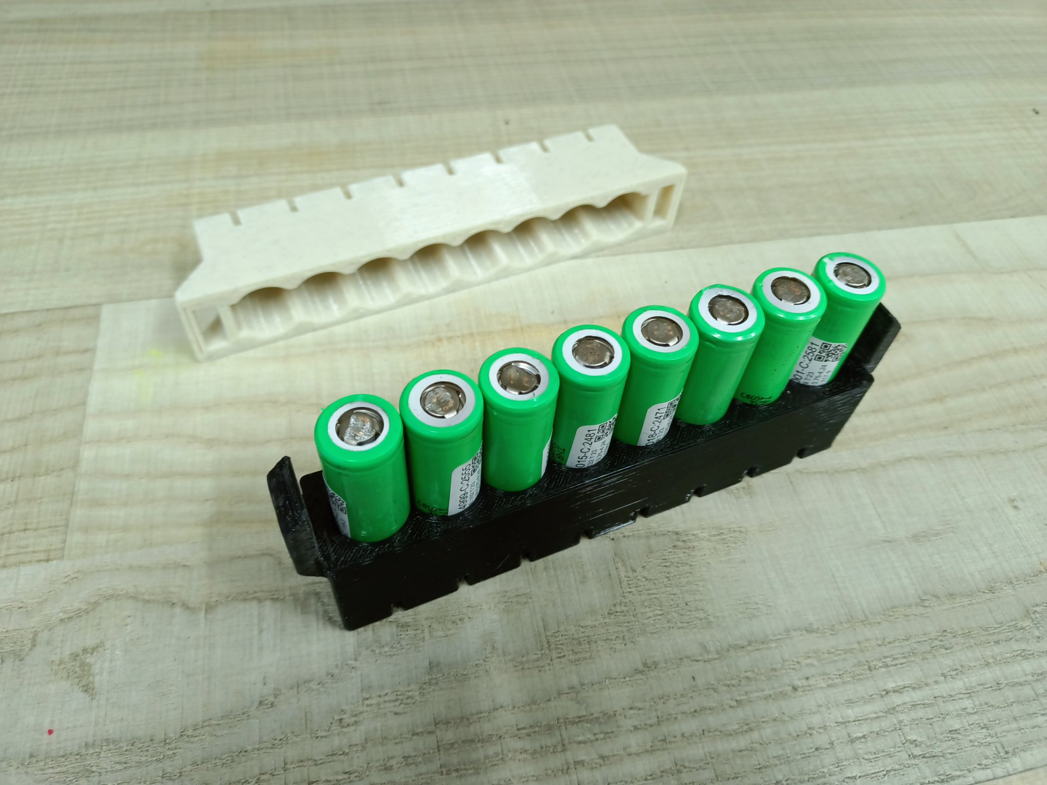 Mẫu khuôn hàn cho 8 pin 18650 trong một hàng