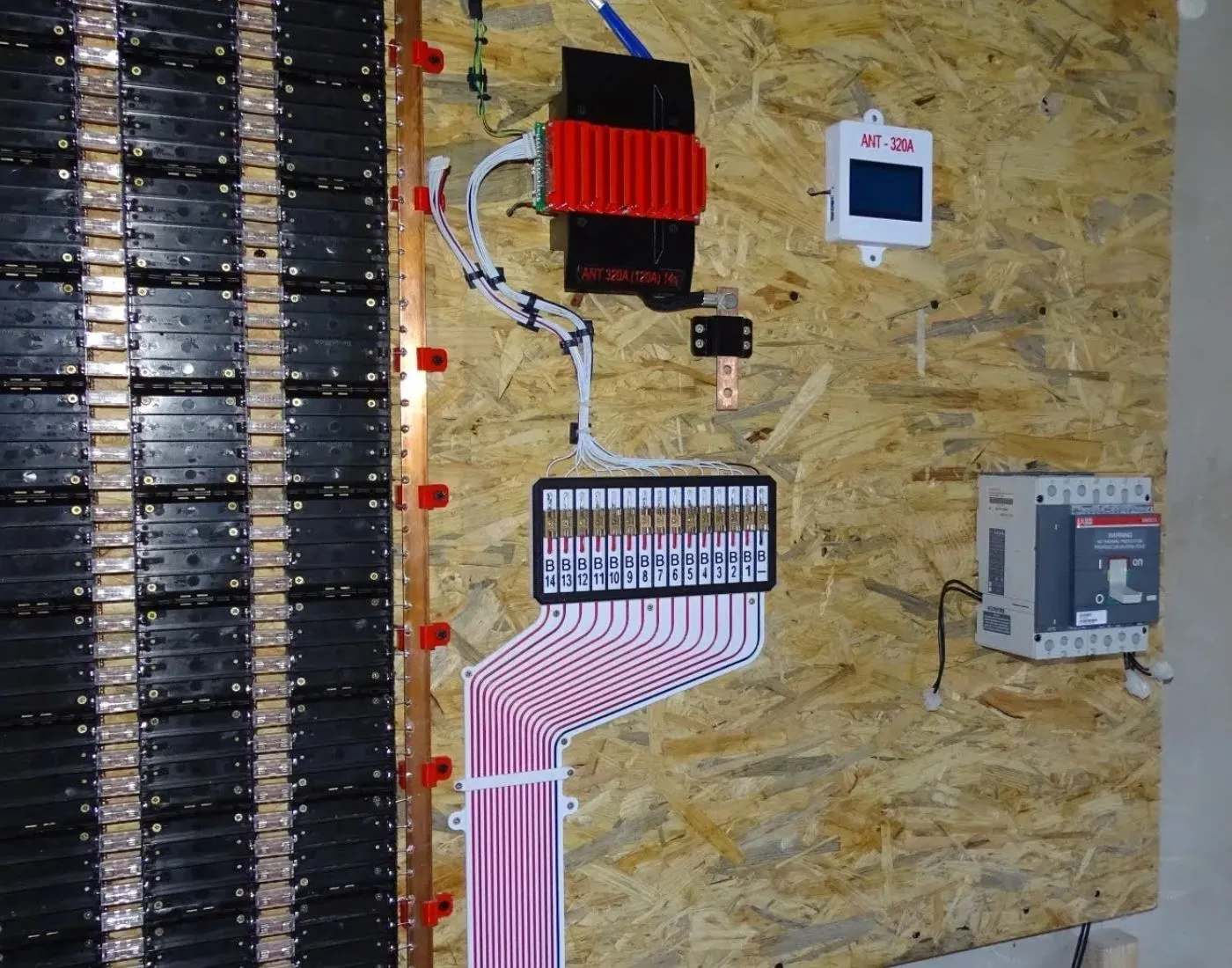 Bảng phân phối BMS cho hệ thống 16s với cầu chì và nắp che