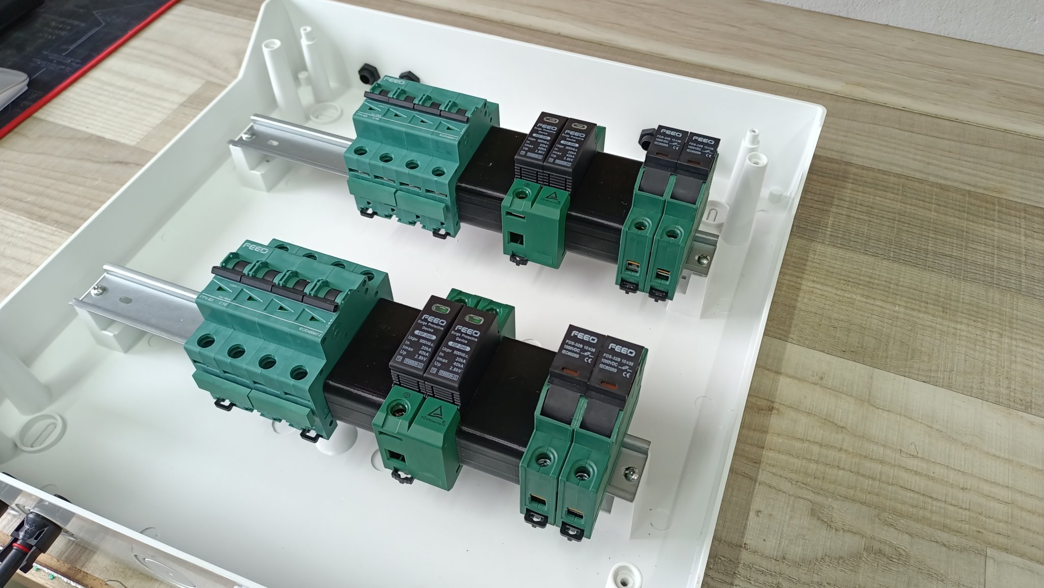 Khoảng cách giữa các bảo vệ trong tủ điện DC 1P và 2P