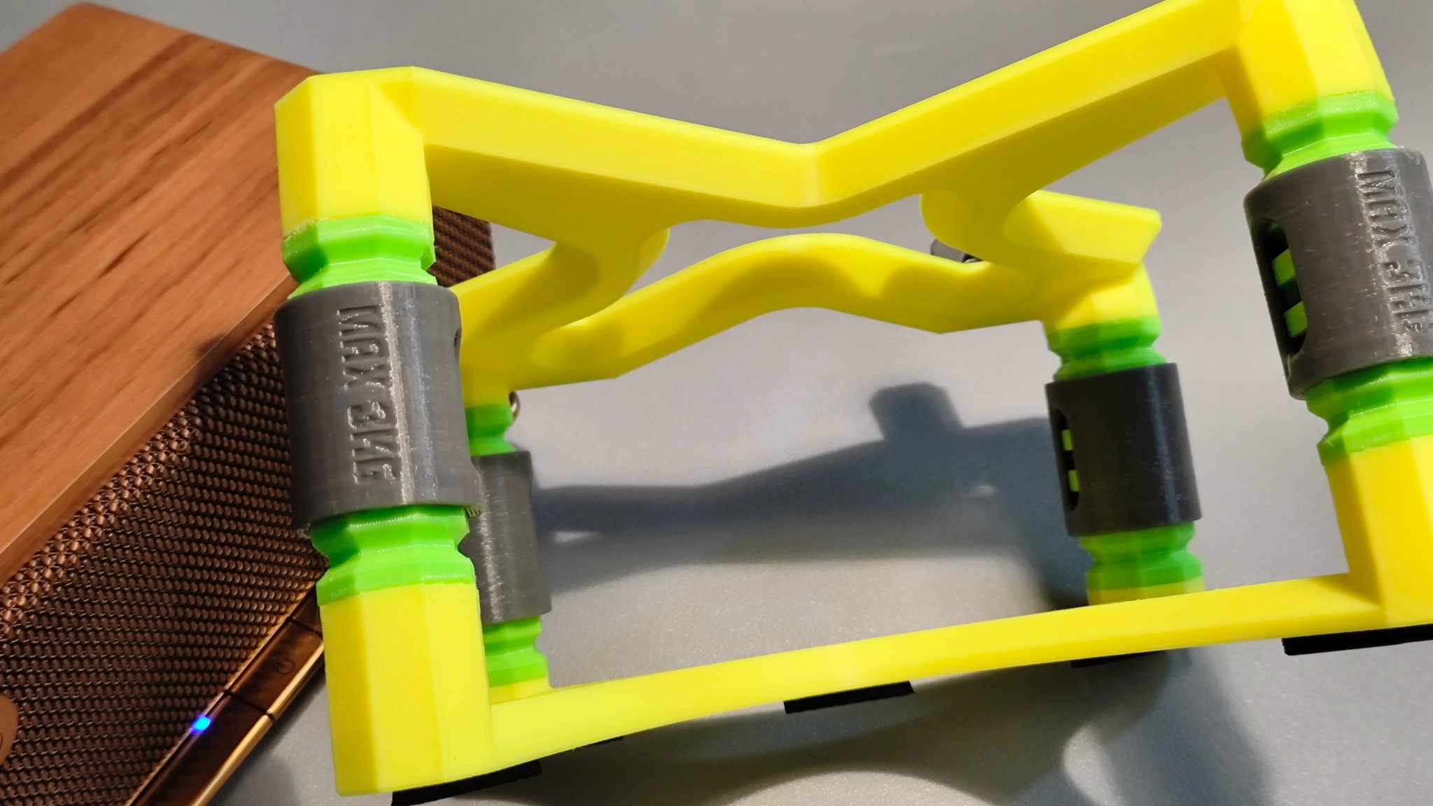 Giá đỡ loa linh hoạt cho máy chiếu và âm thanh