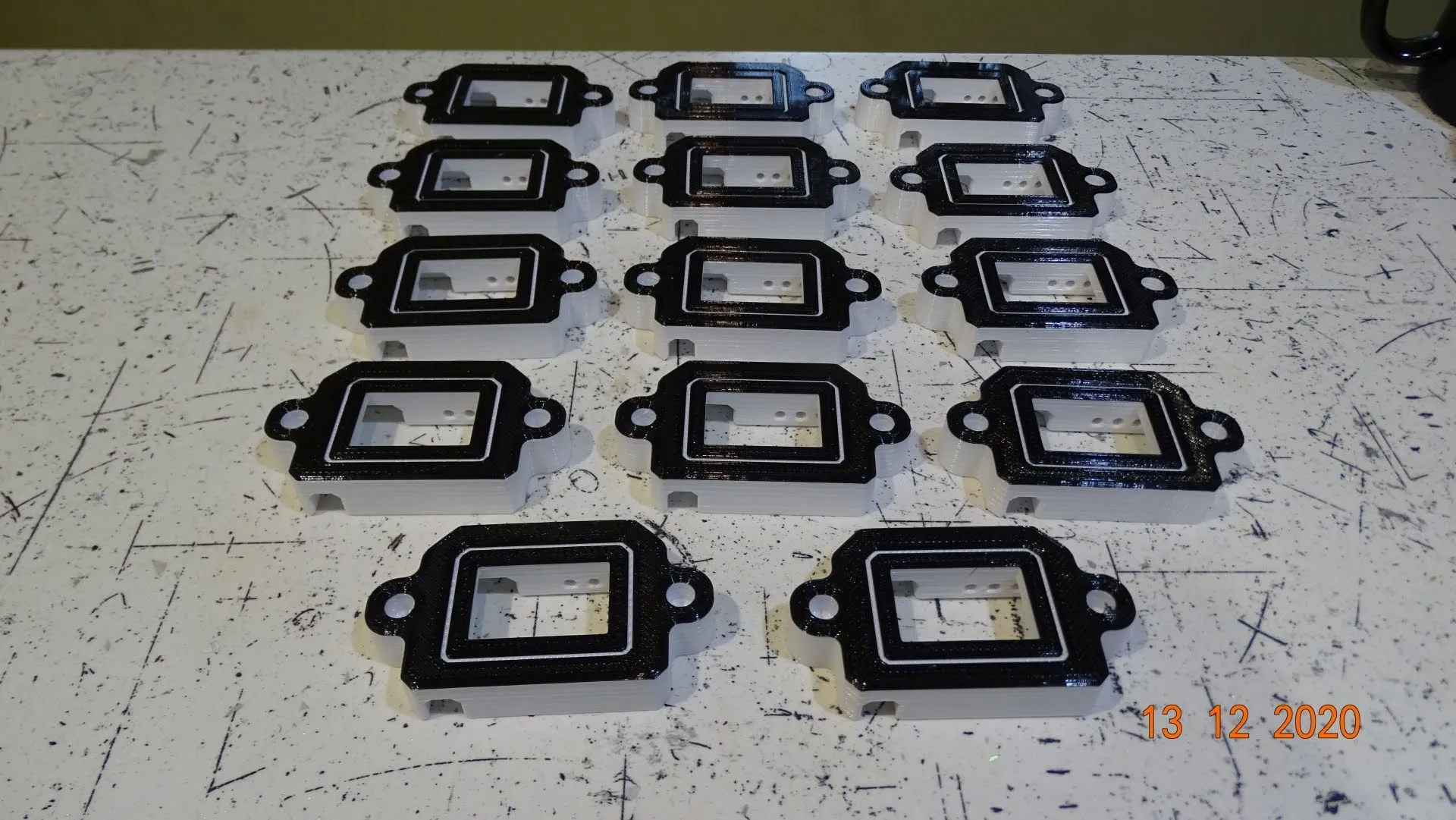 Giá đỡ cho đồng hồ đo điện áp gắn tường