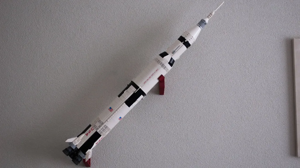 Giá đỡ treo tường cho mô hình LEGO NASA Apollo Saturn V