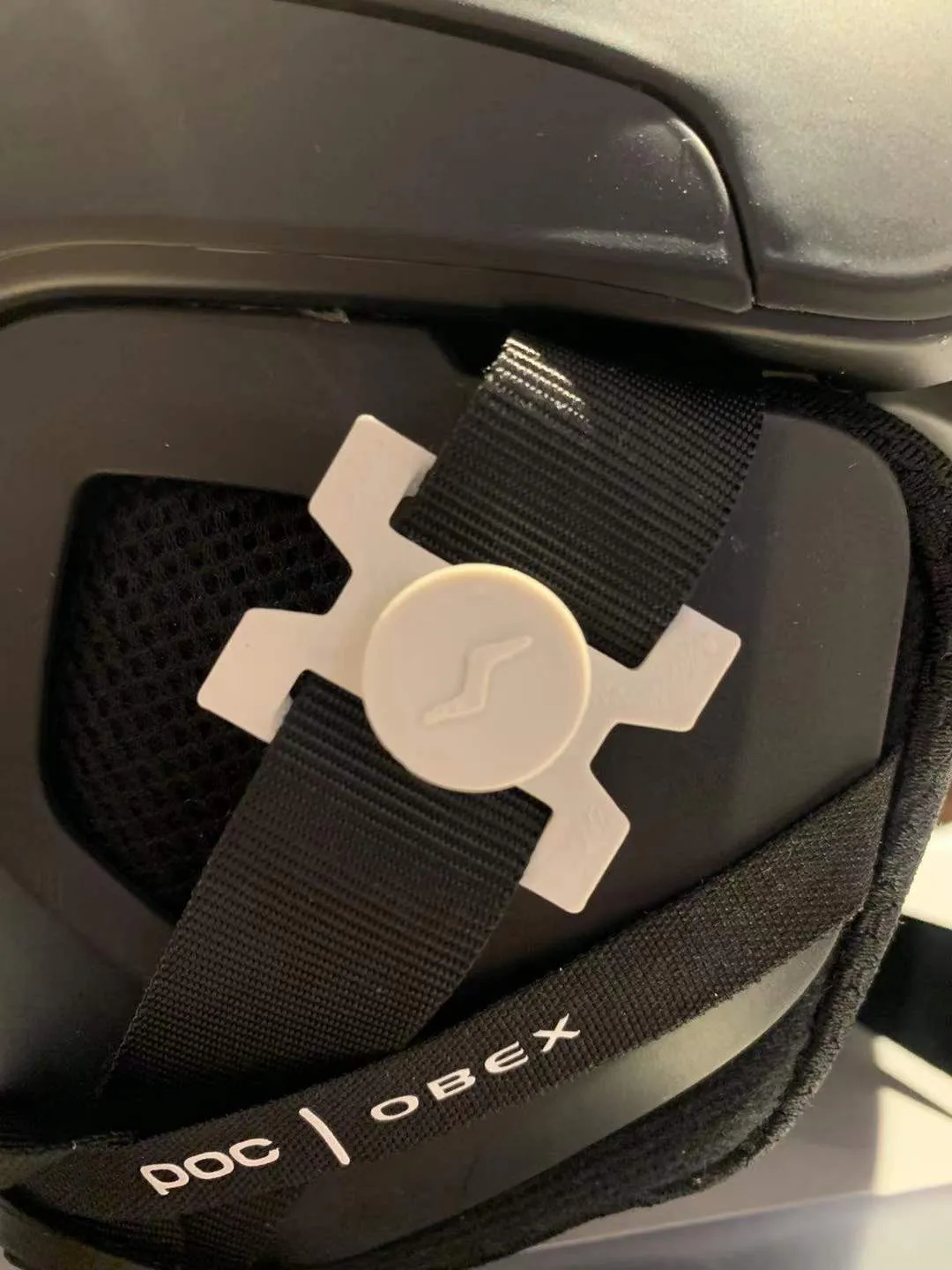 Giá đỡ mũ bảo hiểm cho khẩu trang khi trượt tuyết