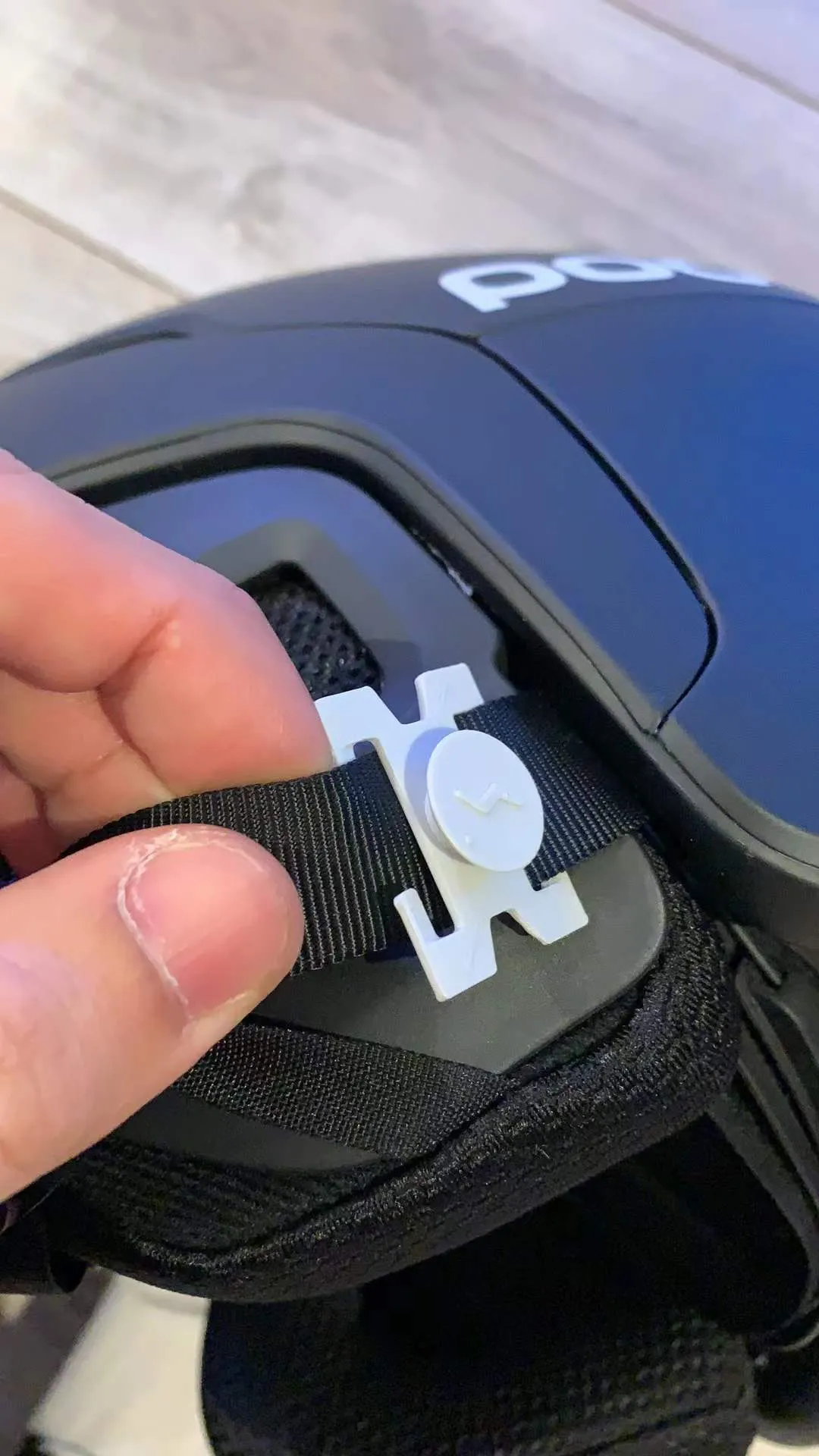 Giá đỡ mũ bảo hiểm cho khẩu trang khi trượt tuyết