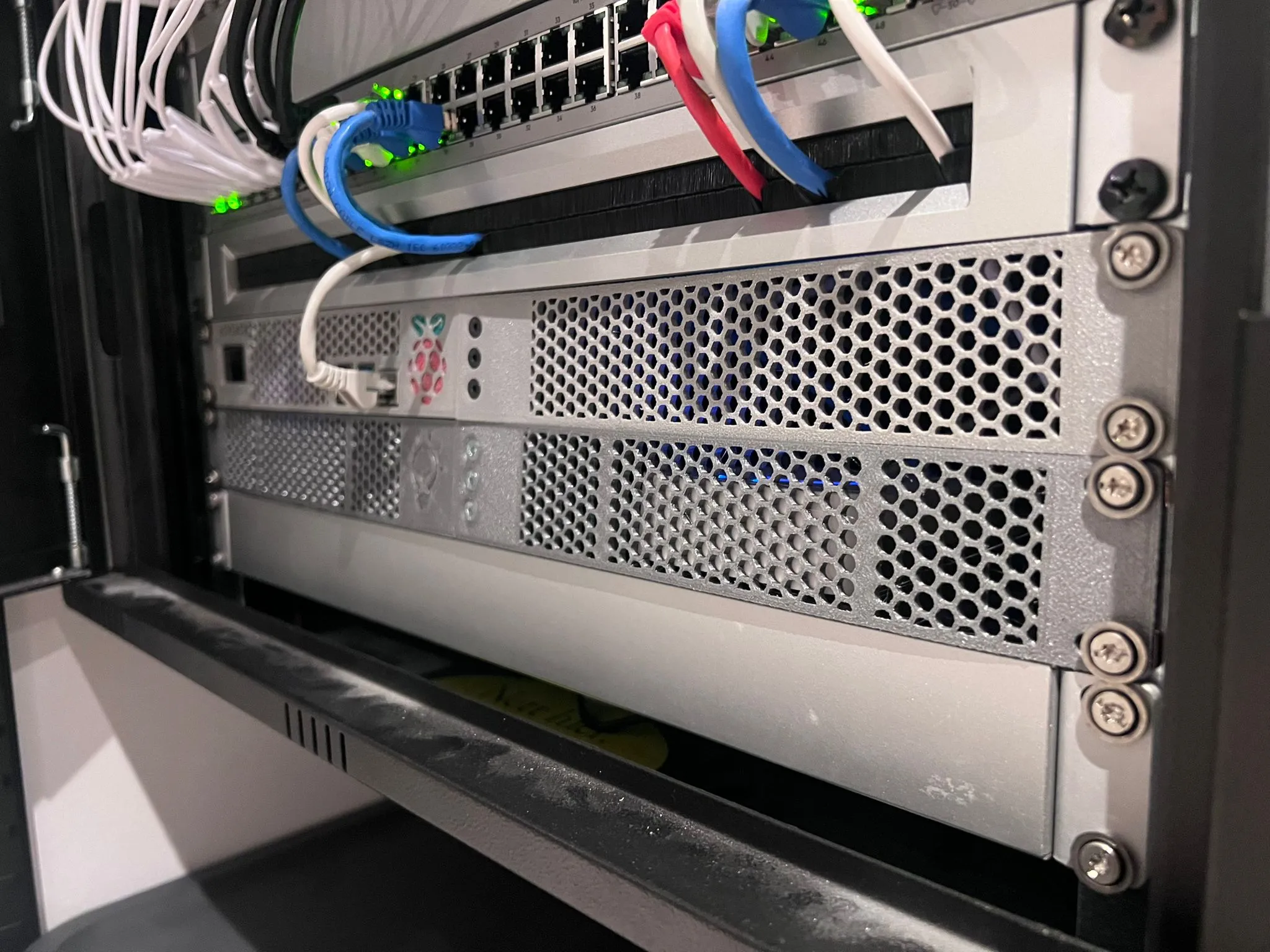 Giá đỡ rack 19" cho Philips Hue