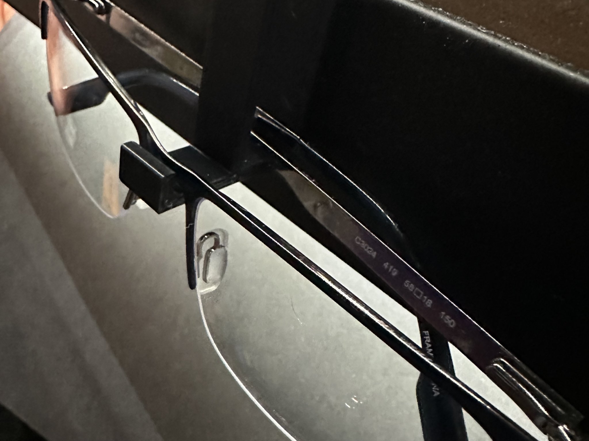 Giá đỡ kính dễ dàng với nam châm