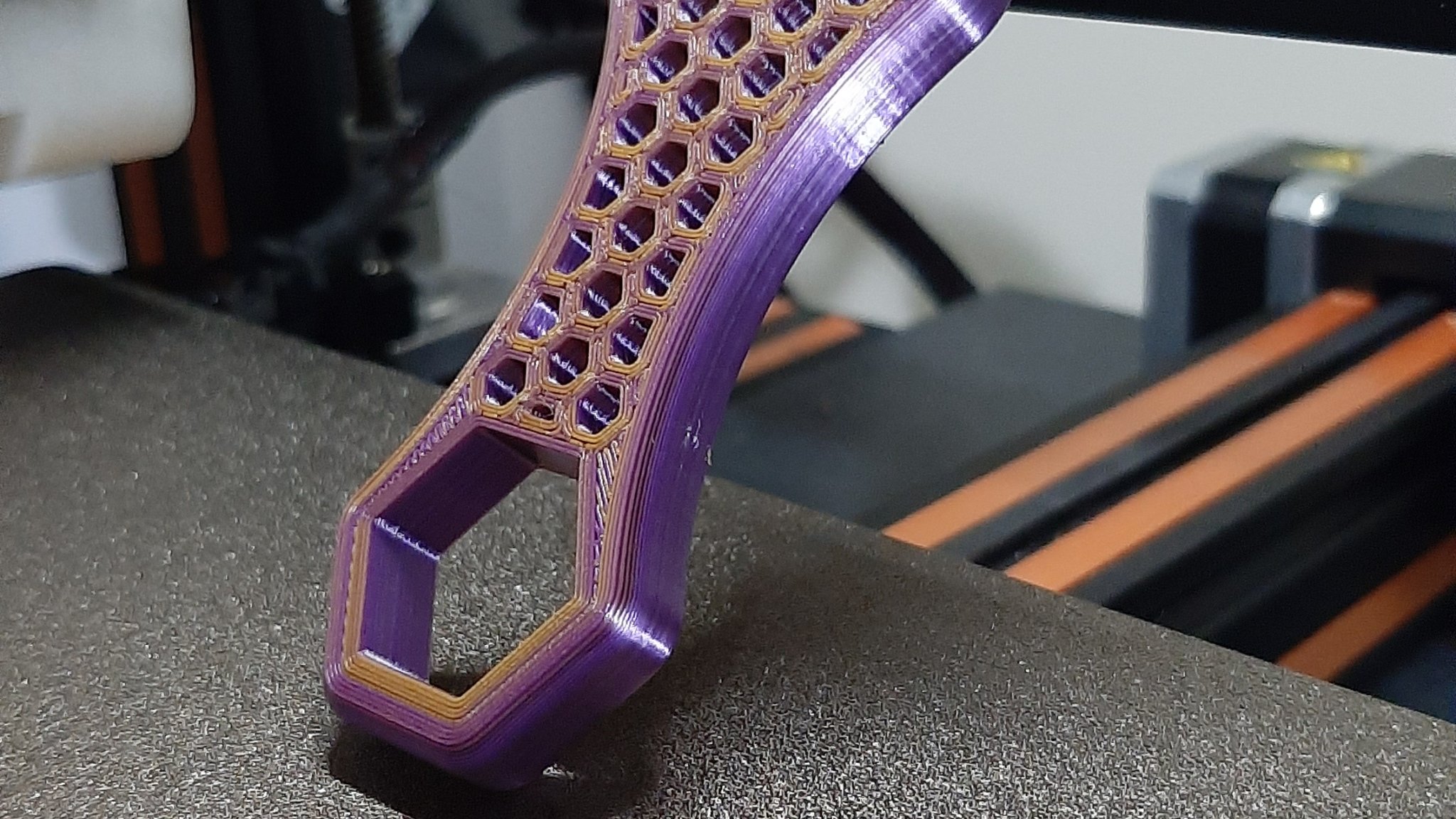 Khung ná cao su "Stinger" với thiết kế hình lục giác