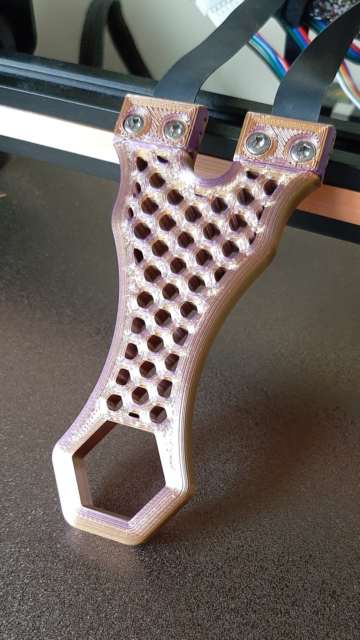 Khung ná cao su "Stinger" với thiết kế hình lục giác