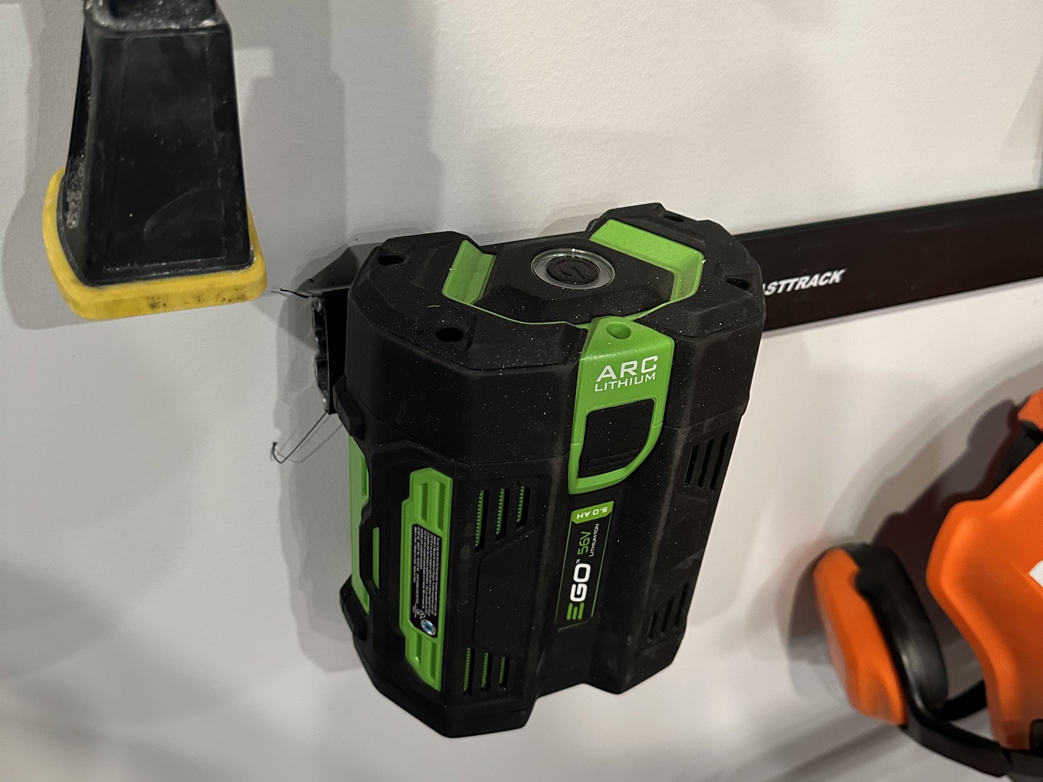 Giá đỡ pin Ego cho hệ thống Rubbermaid Fasttrack