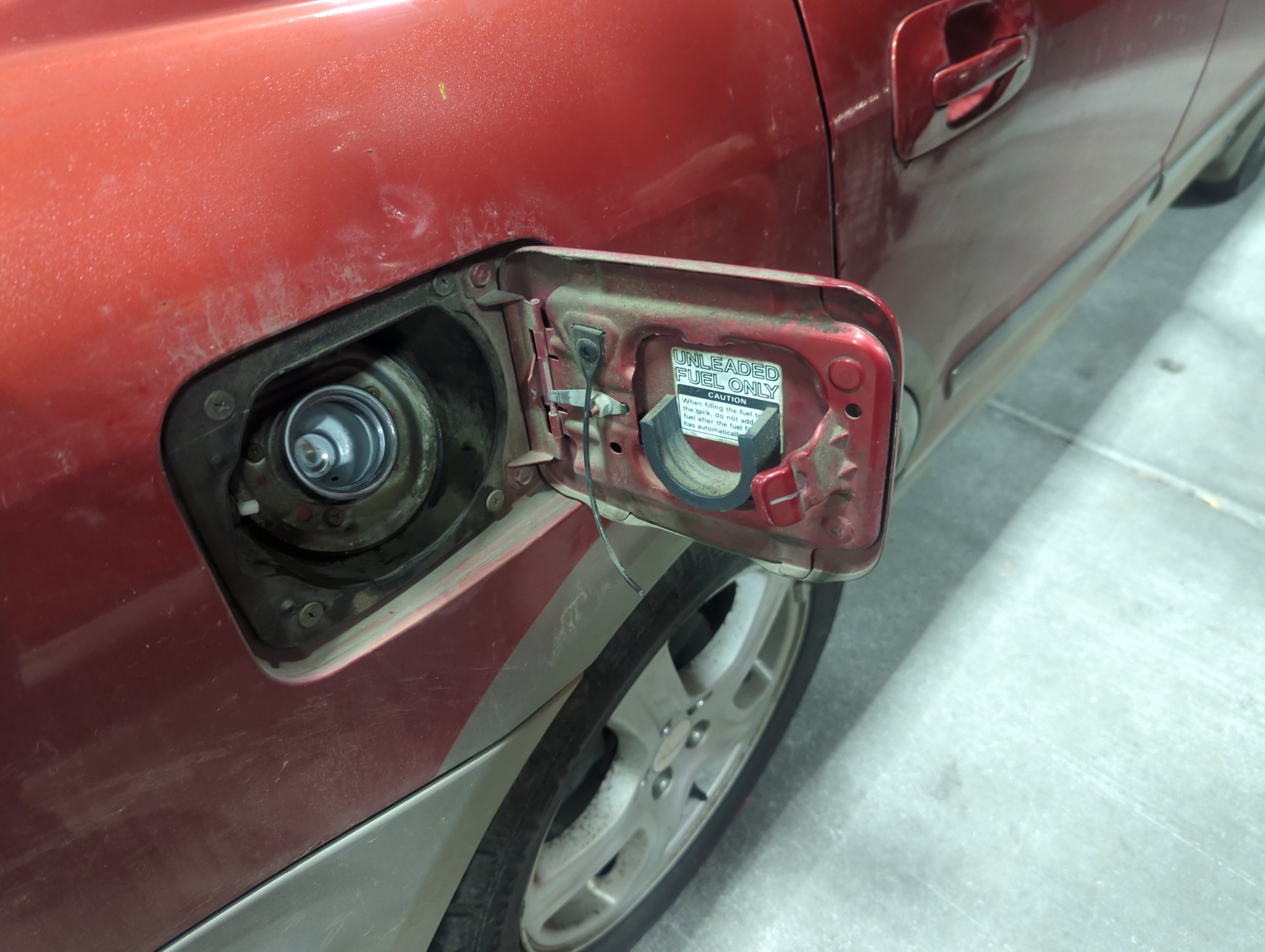 Giá đỡ nắp xăng cho xe Subaru đời cũ