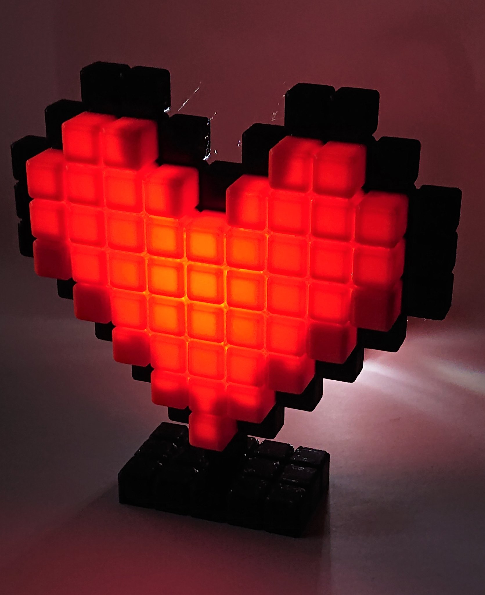 Trái tim pixel 8-bit đứng biểu trưng cho tình yêu retro