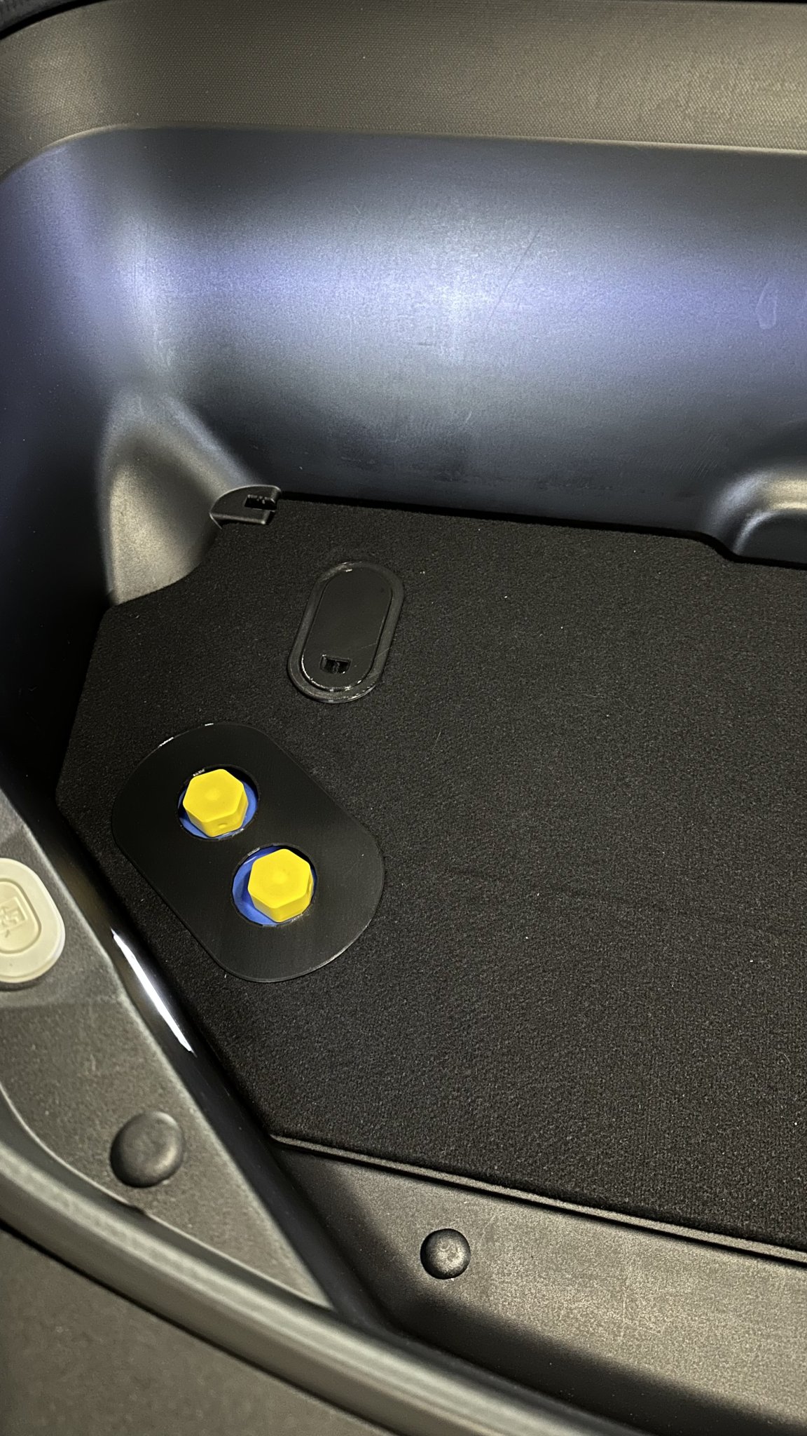 Nắp đậy bình nước frunk Rivian dành cho phụ kiện aftermarket