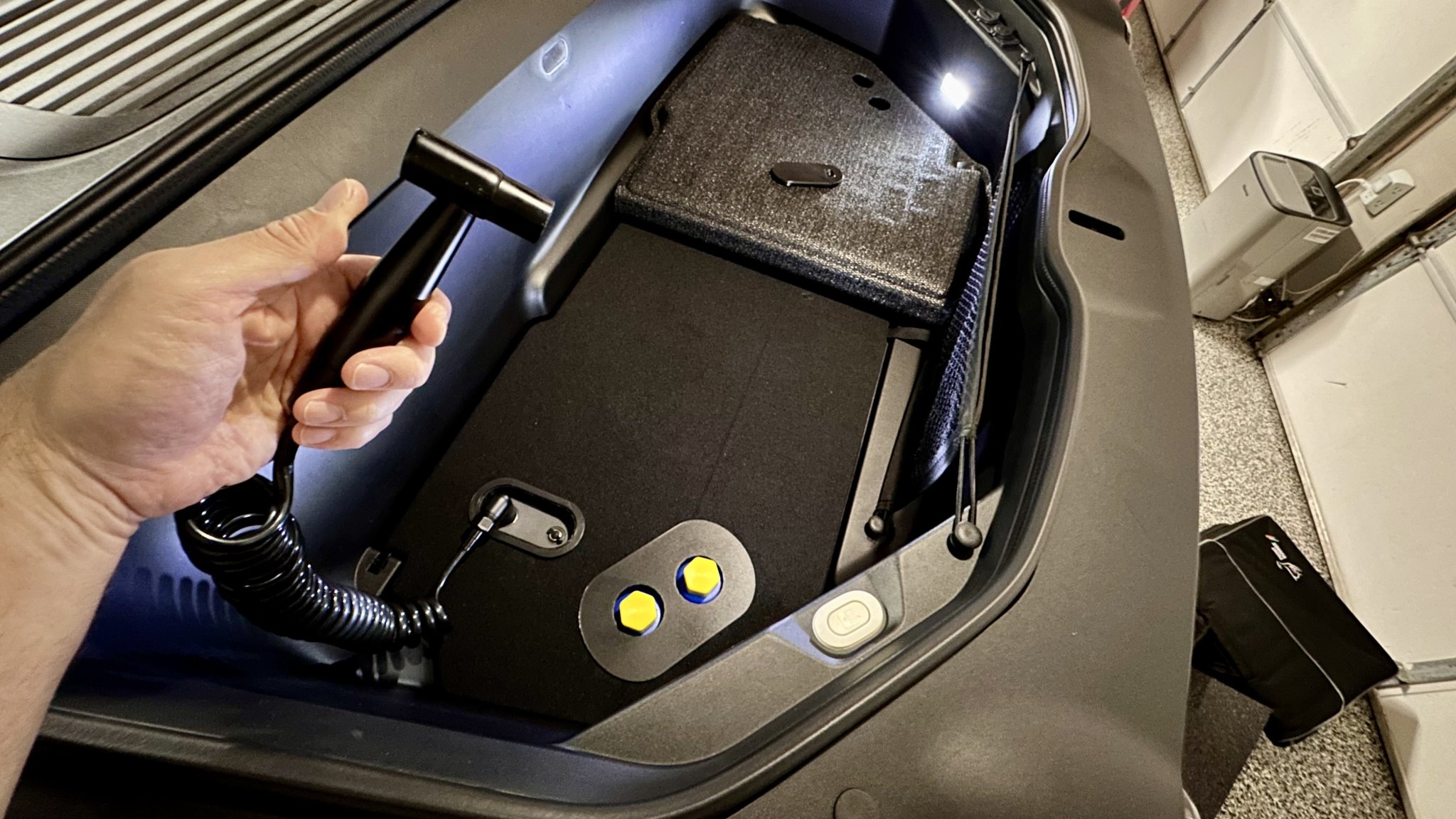 Nắp đậy bình nước frunk Rivian dành cho phụ kiện aftermarket