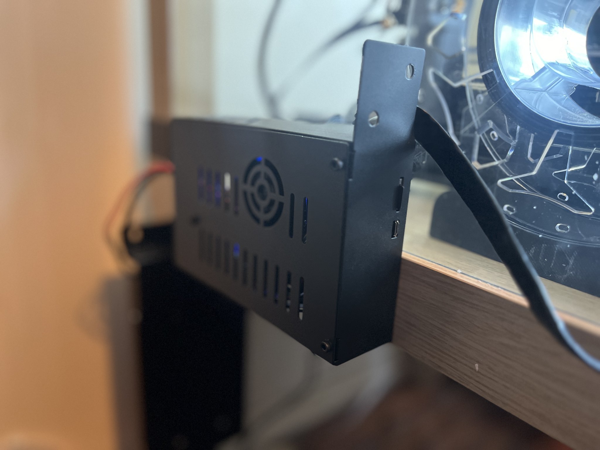 Giá đỡ vỏ ngoài cho bo mạch chính Ender 3 V2 Neo